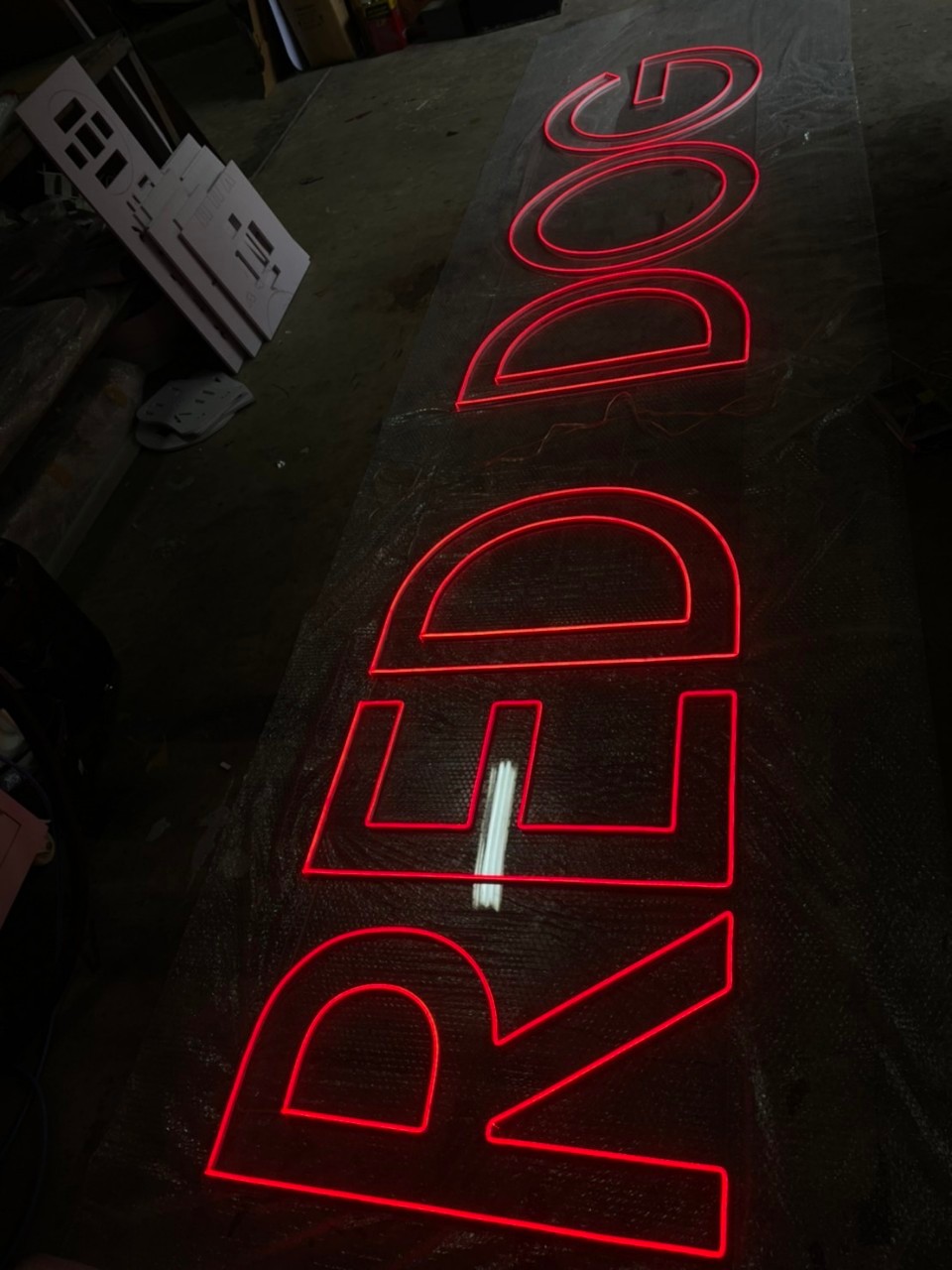 ไฟนีออน เฟค