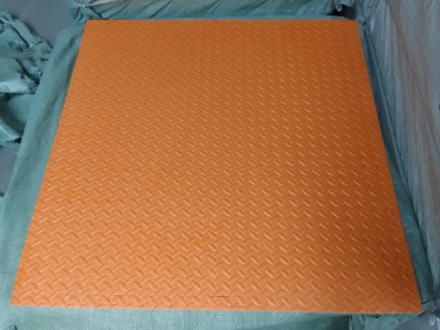 แผ่นโฟมปูพื้นกันกระแทก จิ๊กซอ EVA (งานนำเข้า) 20 มล 100x100 หนา2 ซม. ,แผ่นกันกระแทก,แผ่นโฟมปูพื้น, โฟมปูพื้น,จิ๊กซอว์ปูพื้น, แผ่นรองคลาน สำหรับเครื่องเล่นสนามในร่ม ห้องเด็กเล่น พร้อมส่ง ราคาโรงงาน