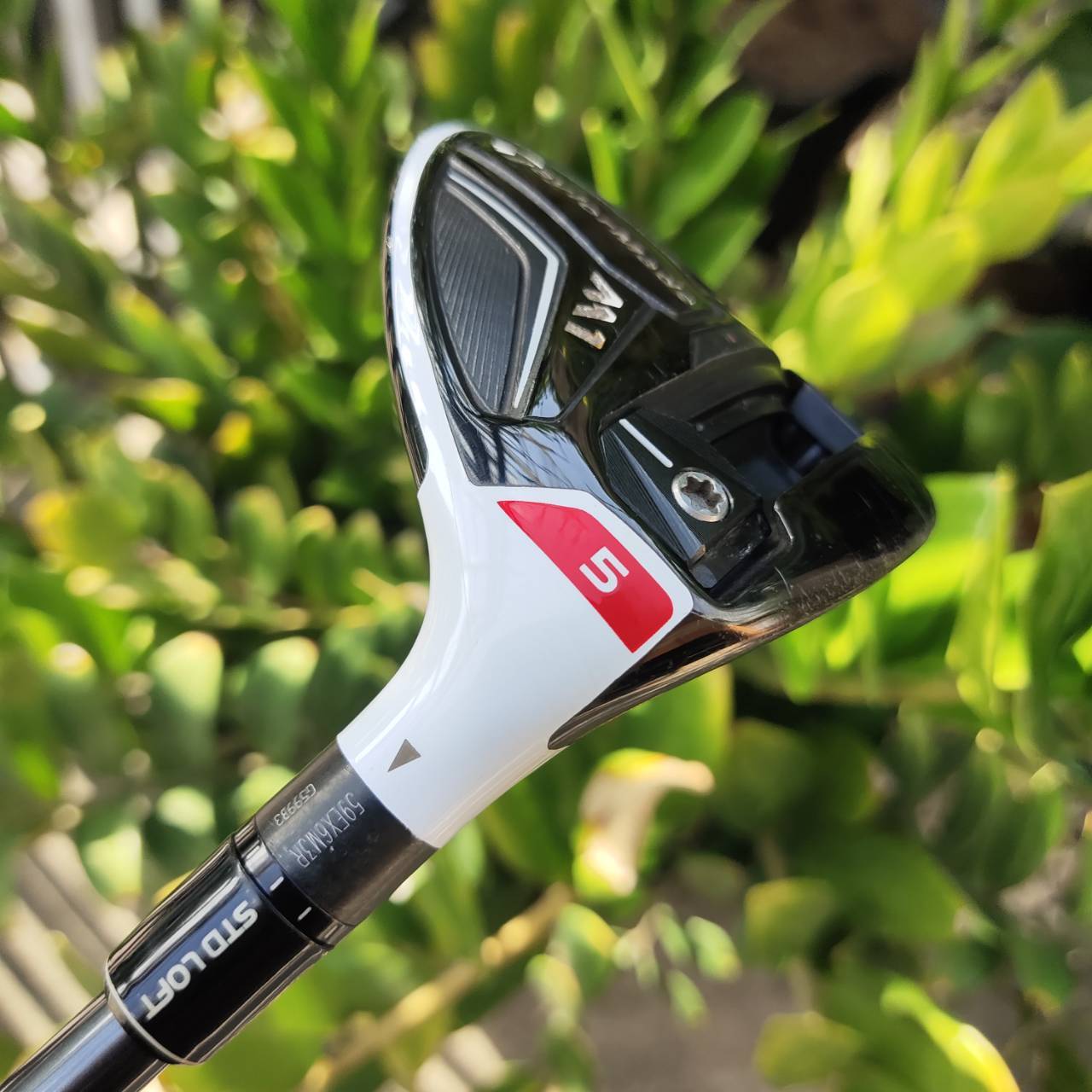 FW5 Taylormade M1 ตีดีมากๆ สามารถปรับวิถีลูกซ้ายหรือขวาได้ และปรับมุมเหินได้ที่คอไม้ค่ะ เพื่อได้ตำแหน่งที่เข้ากับวงสวิง กระดองเคฟล่าอย่างดี CG ต่ำ COVER แท้เดิม ไม้กอล์ฟพรีเมี่ยมมือสอง ของแท้ By NakaraLuxurious