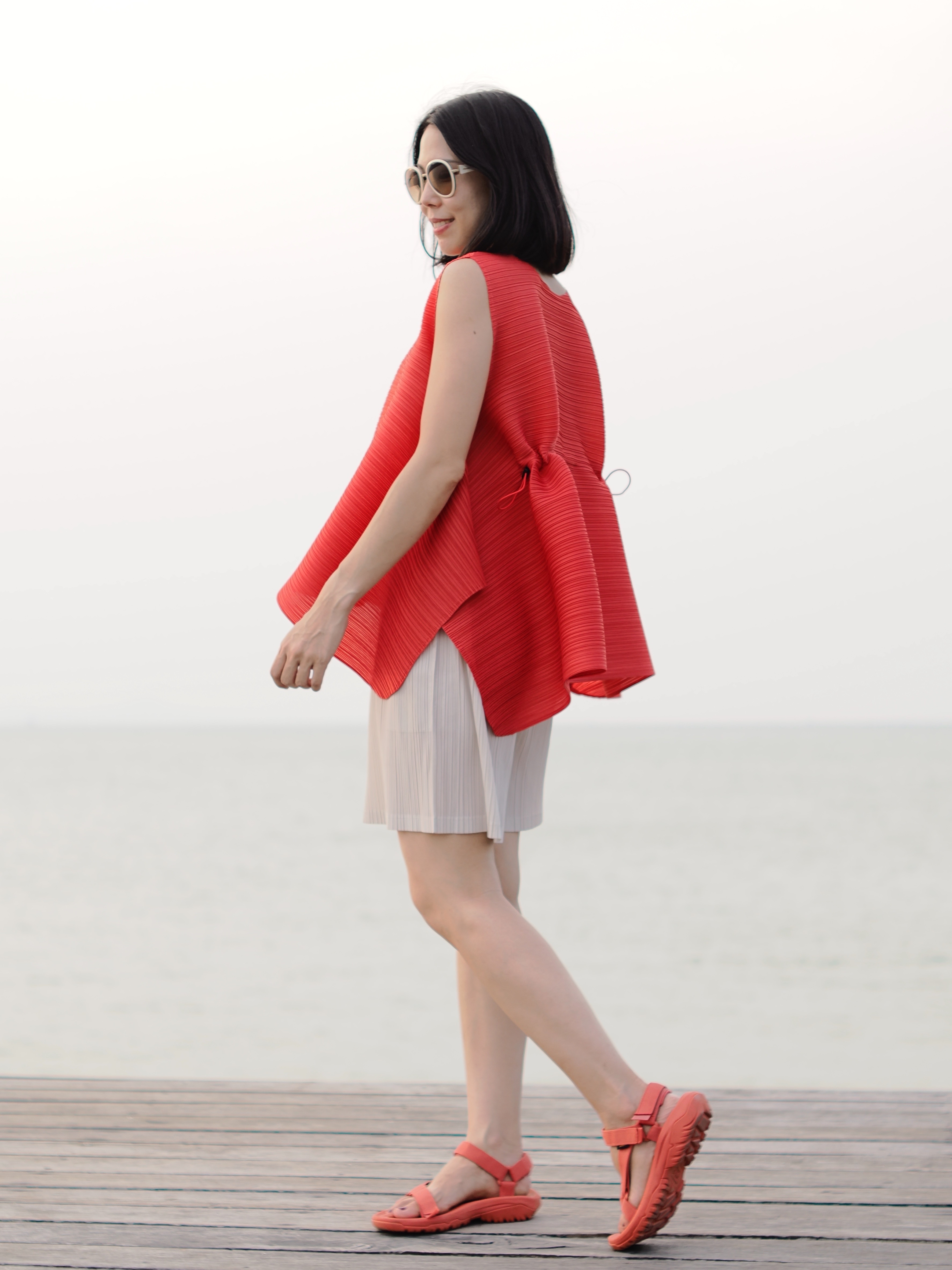 ปรับราคาลง20%!! 2MUAY รุ่น GJO7649 เสื้ออัดพลีทคุณภาพ SLEEVELESS CINCHED WAIST PLEATED TOP 11 สี FREE SIZE