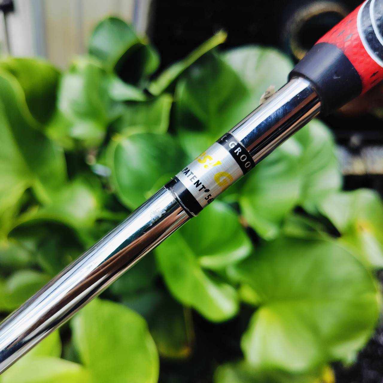 PUTTER YES C-GROOVE DONNA ความยาว 33 นิ้ว รุ่นนี้โด่งดังเพราะ SOLE ยื่นออกเพิ่ม ทำให้การชดเชยความผิดพลาดสูงขึ้น หน้าสัมผัสสุดยอดเกาะไลน์เป็นเอกลักษณ์ เส้นเล็งสะอาดตาแม่นยำอย่างมาก ไม้กอล์ฟพรีเมี่ยมมือสอง ของแท้ By NakaraLuxurious