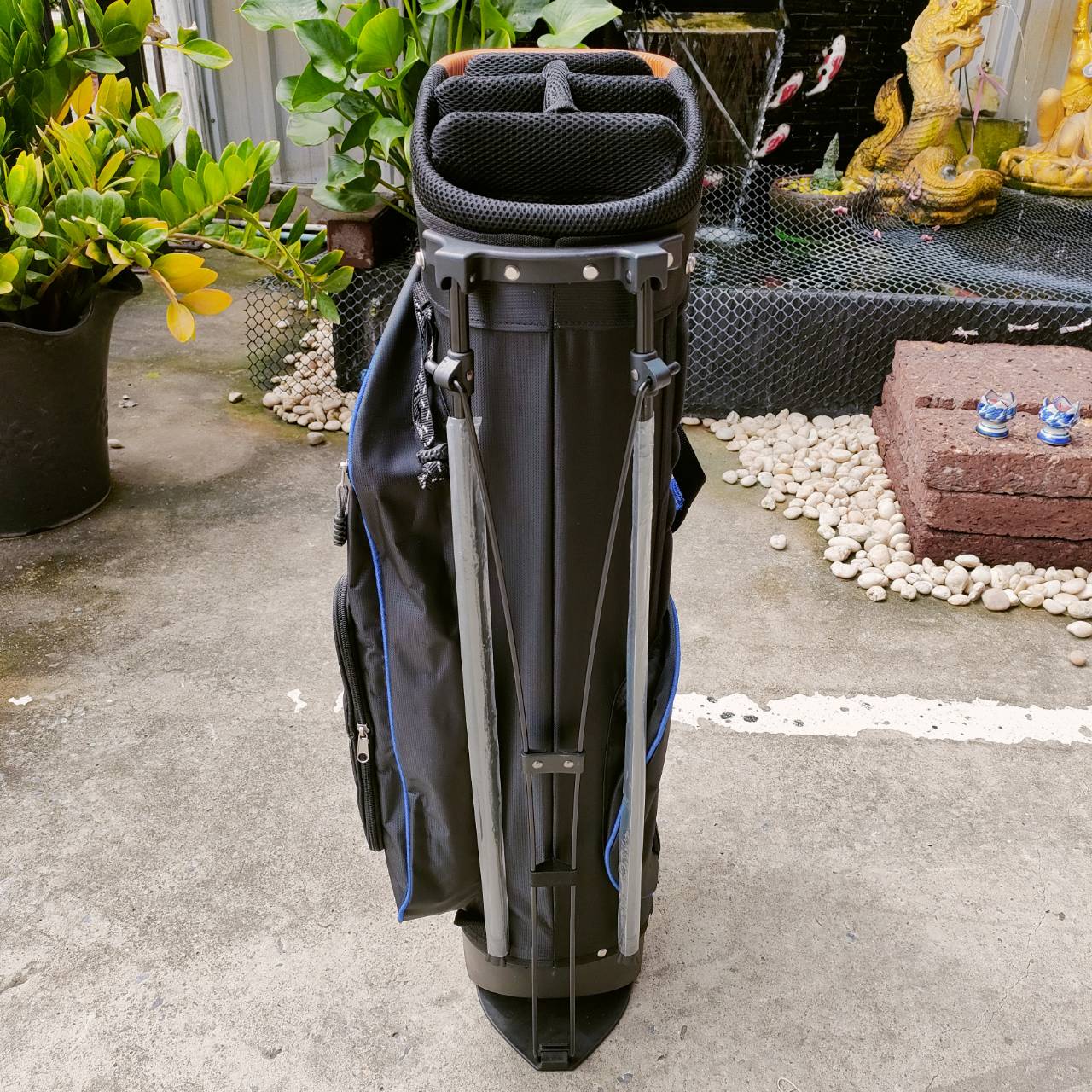ถุงกอล์ฟขาตั้ง AEROTHAI สภาพสวยมากแทบไม่ได้ใช้ ขาตั้งแข็งแรงมาก พร้อมเป้สะพาย ถุงกอล์ฟมือสอง