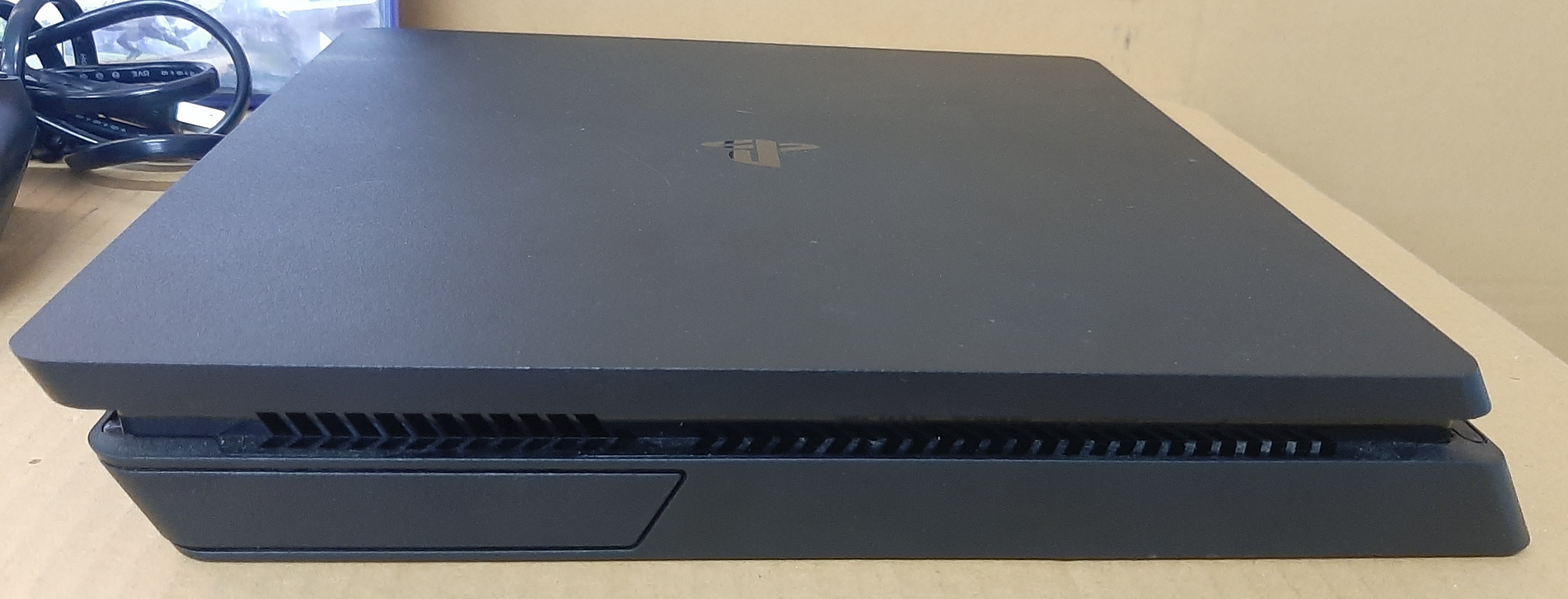 PlayStation 4 Slim ประกันร้าน สภาพดี มีแผ่นเกม 3 แผ่น พร้อมจอยส์