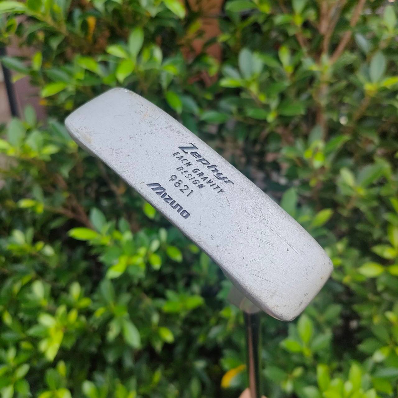 PUTTER MIZUNO ZEPHYR 9821 ก้าน TECHNOความยาวของไม้ 33 นิ้ว เป็นพัตเตอร์ก้านกราไฟต์ เหมาะสำหรับ ซีเนียร์ เด็ก หรือ สุภาพสตรี ZEPHYR เป็นพัตเตอร์พรีเมี่ยมที่สุด ของแบรนด์ MIZUNO