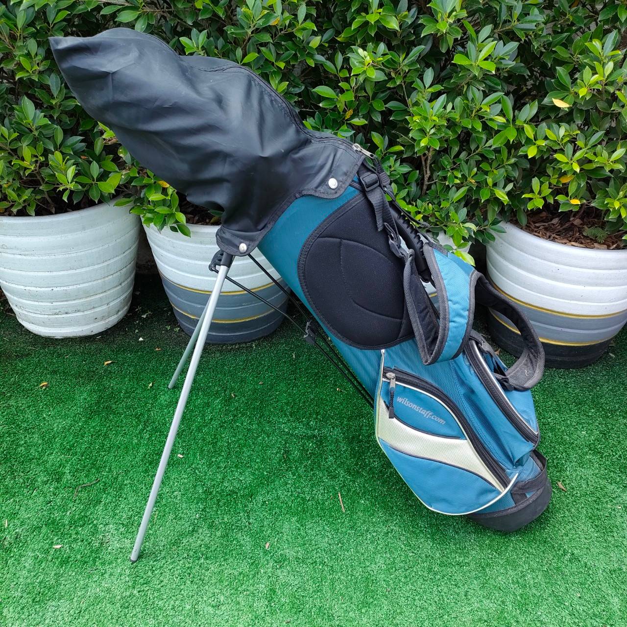 ไม้กอล์ฟเด็กพรีเมี่ยมครบชุด WILSON STAFF พร้อมถุงขาตั้ง ของแท้ เดิมๆ COVER ครบ เหล็ก 6 ยาว 34 นิ้ว สภาพสวยสมบูรณ์ น้องๆ สามารถออกรอบได้เลย ถุงกอล์ฟแบบมีขาตั้ง สายสะพายหลัง สามารถใช้แข่ง ของสมาคมได้ครับ