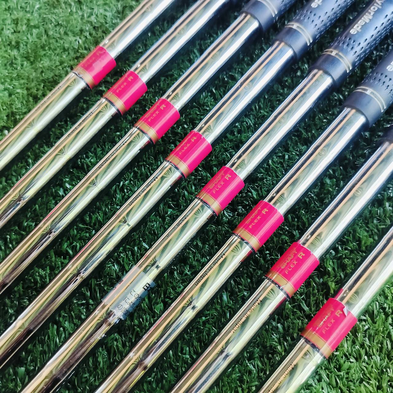** ไม้กอล์ฟมือซ้าย ** สวยมาก ชุดเหล็ก TAYLORMADE r7 TP มีเหล็ก 3-9 เเละ PW ครบค่ะ ก้าน NS PRO 950 FLEX R สติ๊กเกอร์ TP สวยครบชุดเลยค่ะ ไม้กอล์ฟพรีเมี่ยมมือสอง ของแท้ By NakaraLuxurious