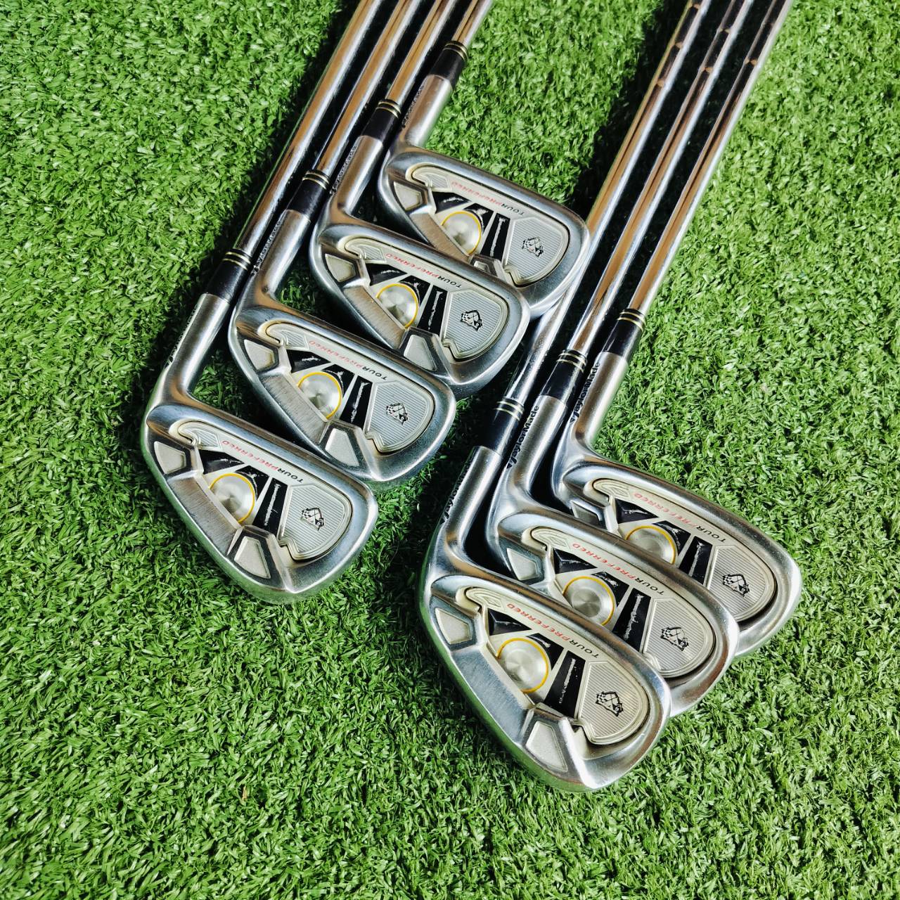 ชุดเหล็ก TaylorMade Tour Preferred สำหรับท่านที่ชอบใบขนาดไม่เทอะทะ แต่แฝงดด้วยความตีง่ายด้วยการมีร่อง CAVITY ด้านหลังใบ เป็นโพรงลึก ช่วยให้ชดเชยสูง และยังเป็นการช่วยส่งพลังไปยังลูกให้ได้ระยะ ไม้กอล์ฟพรีเมี่ยมมือสอง ของแท้ By NakaraLuxurious