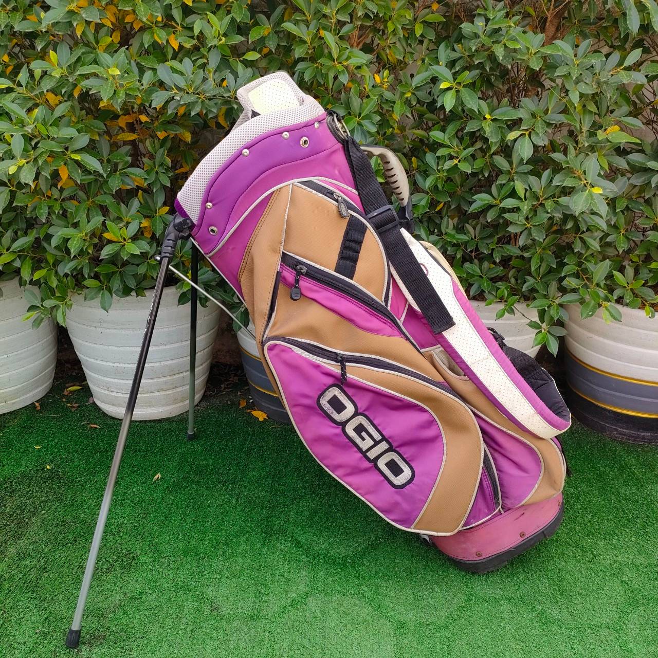 ถุงกอล์ฟ OGIO ขาตั้งมือสอง ** ถุงกอล์ฟมีตำหนิ ผ้าขาด มีรูปอยุ่สุดท้าย ** ใช้งานได้ปกติ สามารถเย็บได้