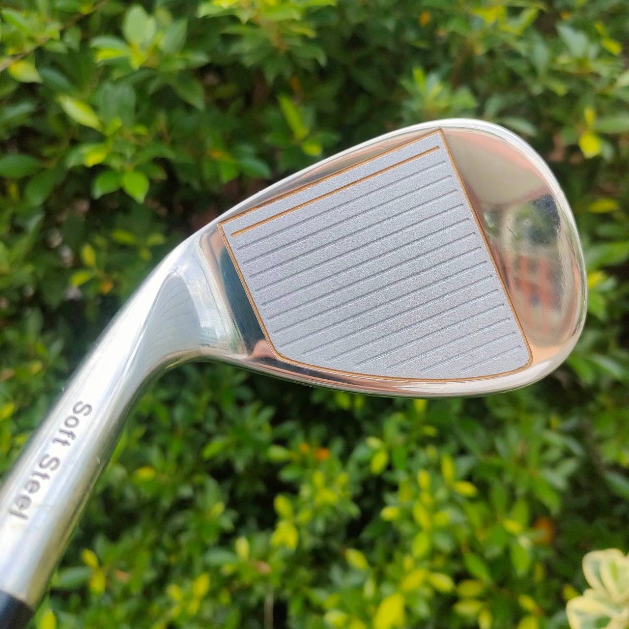 WEDGE TOUR CLASSIC 304 ของใหม่!! องศา 56 ก้าน MITSUSHIBA FLEX WEDGE เป็น WEDGE หน้ากระดาษทราย ที่กัดลูกแบบสุด!! วัสดุ SOFT STEEL ก้านก็ออกแบบมาสำหรับ WEDGE สภาพสวยนางฟ้าไม่เคยใช้งาน มือหนึ่ง ของแท้ BY NakaraLuxurious
