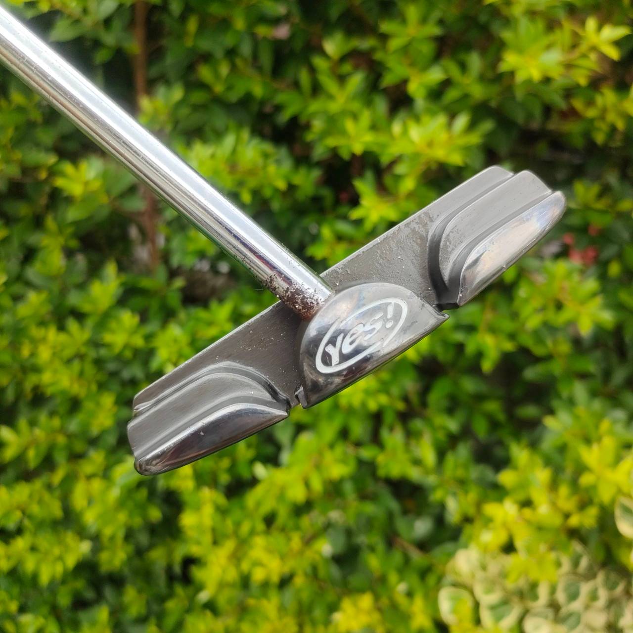 PUTTER YES C- GROOVE ความยาว 34 นิ้ว *** กริพเสื่อมสภาพ *** รุ่น ANY ก้าน CENTER SHAFT น้ำหนักดีมาก กระจายน้ำหนัก และชดเชยความผิดพลาดสูง วัสดุพรีเมี่ยม หน้าพัตเตอร์ เป็น MILLED ไม้กอล์ฟมือสอง ของแท้ BY NakaraLuxurious