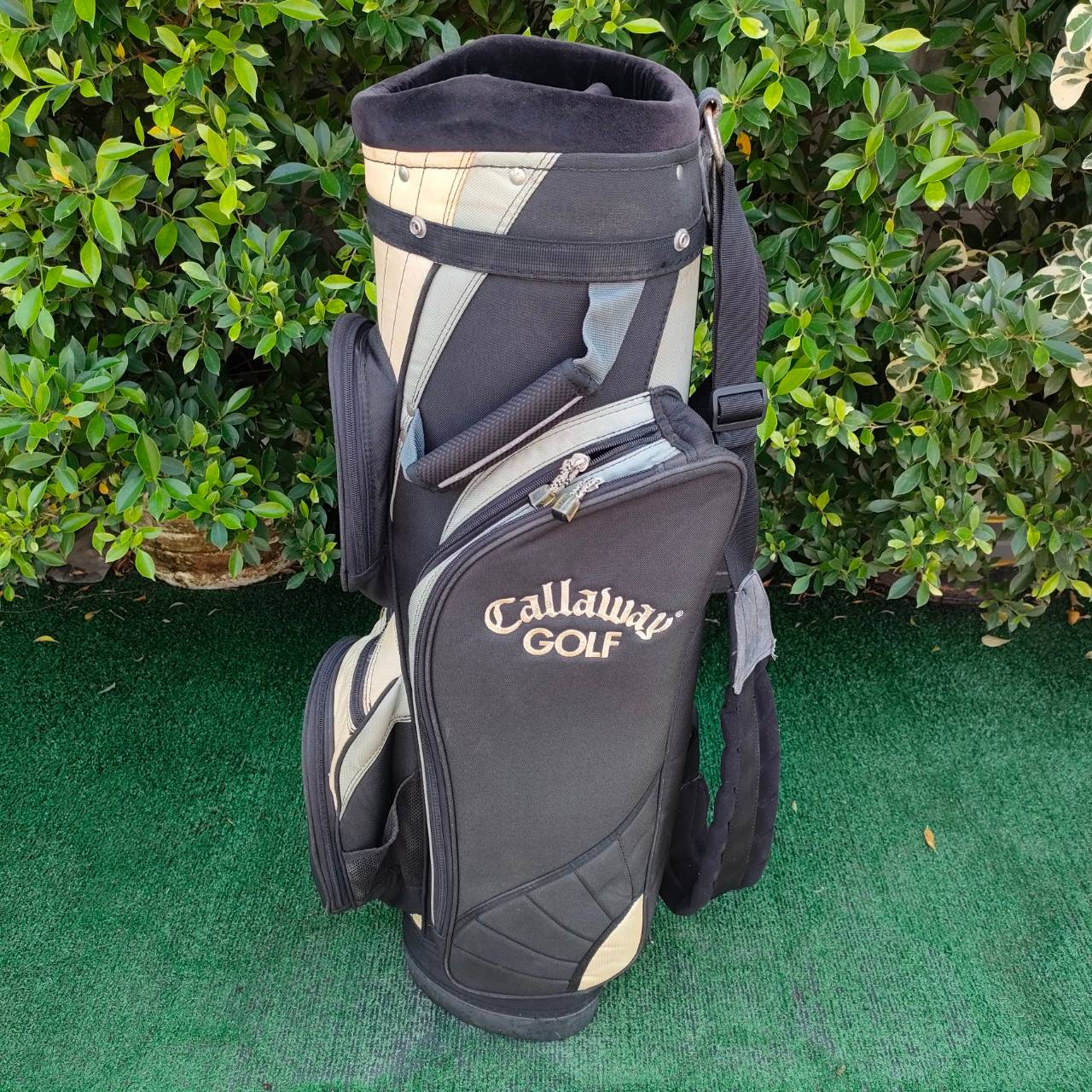 ถุงกอล์ฟ CALLAWAY มือสอง **ตำหนิ มีสีซีด** สภาพโดยรวมใช้ได้ดี ซิปดี ปากถุงดี มีสายสะพาย มือสอง ของแท้ BY NakaraLuxurious