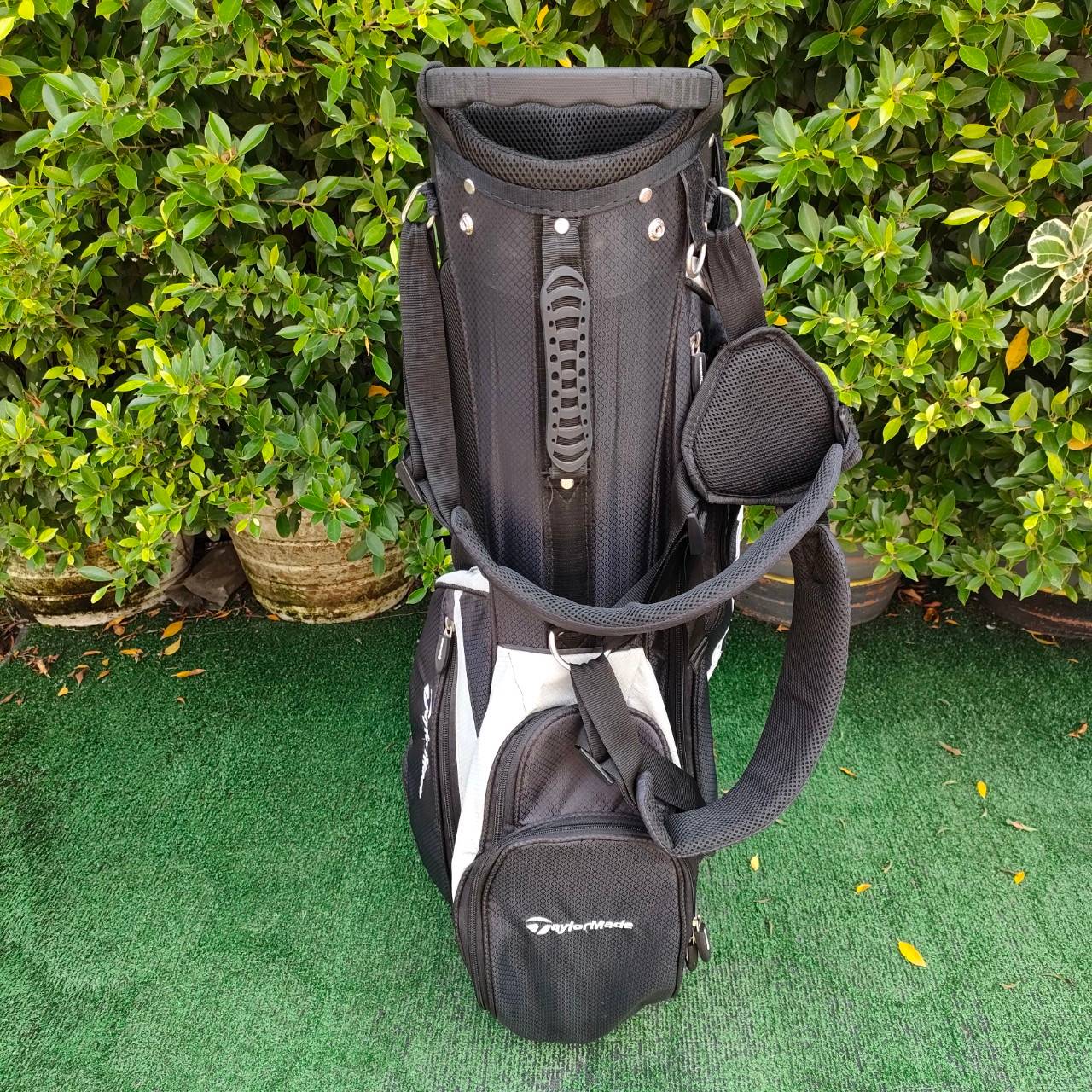 ถุงกอล์ฟ TAYLORMADE ขาตั้งมือสอง สภาพสวย ถุงของแท้ กันน้ำ เบามาก มาพร้อมสายสะพายอย่างดี ไม้กอล์ฟมือสอง ของแท้ BY NakaraLuxurious