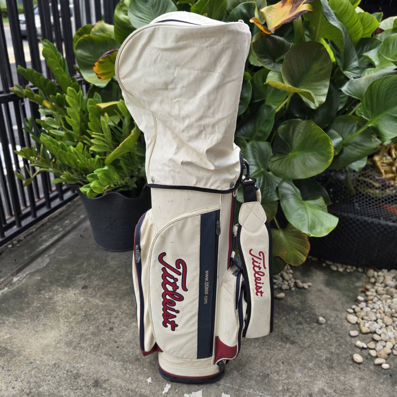 ถุงกอล์ฟ Titleist ของแท้ ** มีลอกเป็นขลุยๆค่ะ **