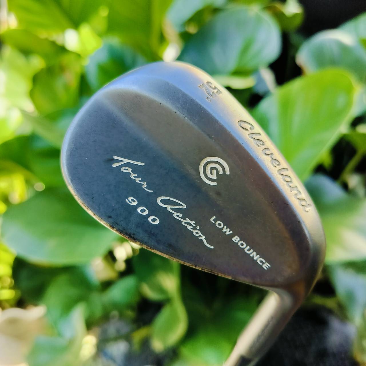 WEDGE CLEVELAND 900 TOUR ACTION องศา 52 เป็นแบบ LOW BOUNCE ก้าน เดิม กริพเดิม WEDGE FLEX วัสดุ FORGED ได้ฟีลลิ่ง สีดำดุดัน ไม้กอล์ฟพรีเมี่ยมมือสอง ของแท้ By NakaraLuxurious