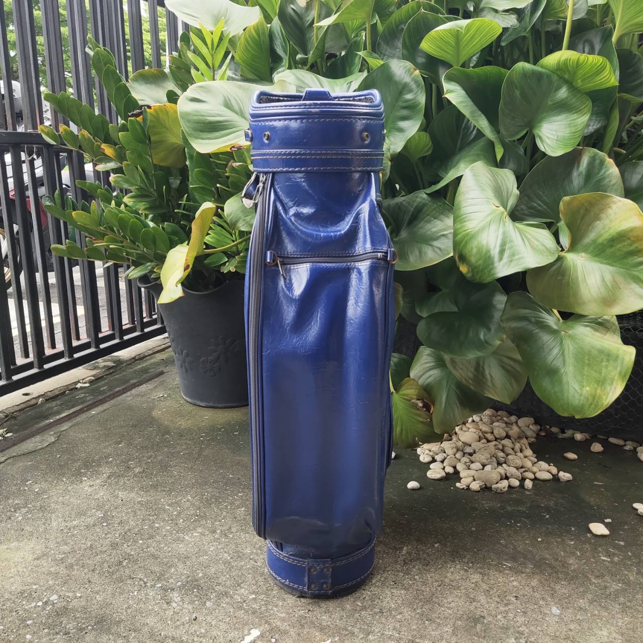 ถุงกอล์ฟหนังแท้ มือสอง ภายในบุกำมะหยี่อย่างดีค่ะ เรียบหรู วินเทจมากค่ะ