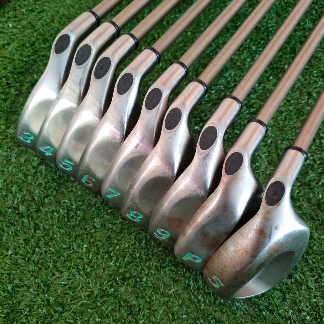 ** ไม้กอล์ฟสำหรับผู้หญิง ** ชุดเหล็ก CALLAWAY BIGBERTHA USA มีเหล็ก 3-9 เเละ PW SW ก้าน LADY GEMS ชุด GEMS ของ Callaway เป็นชุดที่คุณภาพสูงมากๆ ทั้งตีง่าย ก้านเบา นุ่มนวลมากครับ