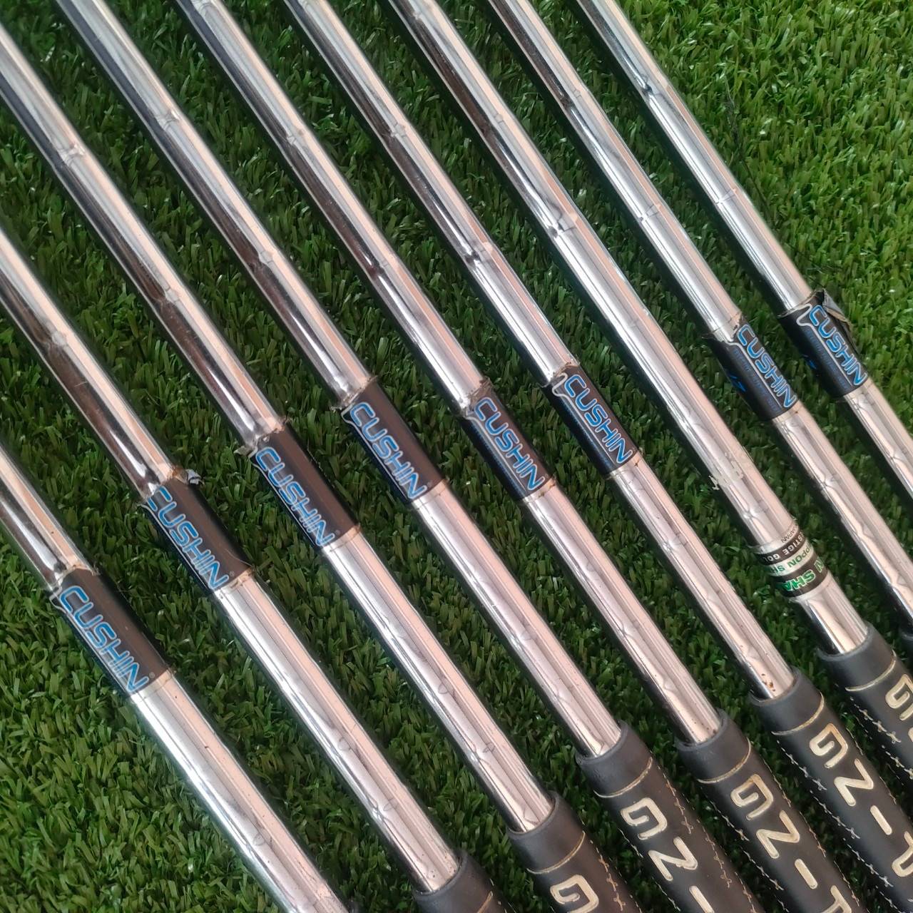 ชุดเหล็ก PING i3 O-SIZE จุดแดง มีเหล็ก 3 - 9 เเละ PW SW ก้าน CUSHIN *** มีสติ๊กเกอร์ด้านหลังหลุด*** แต่สภาพโดยรวมสวยสมบูรณ์ ไม้กอล์ฟมือสอง ของแท้ BY NakaraLuxurious