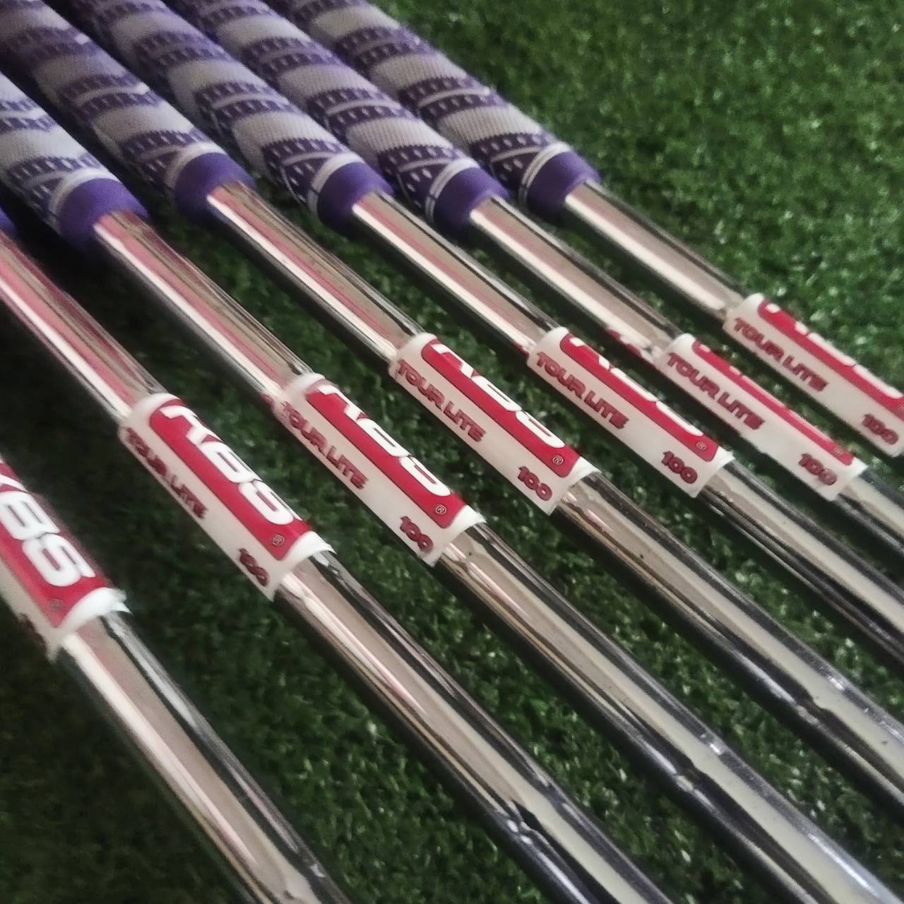 ชุดเหล็ก TITLEIST T100S FORGED (รุ่นปี 2022) 🔧 ใช้ทังสเตน D18 + เทคโนโลยีงานอากาศยาน ✈️ • หน้าไม้ฟอร์จชิ้นเดียว ให้ความรู้สึกแน่นและแม่นยำ 🎯