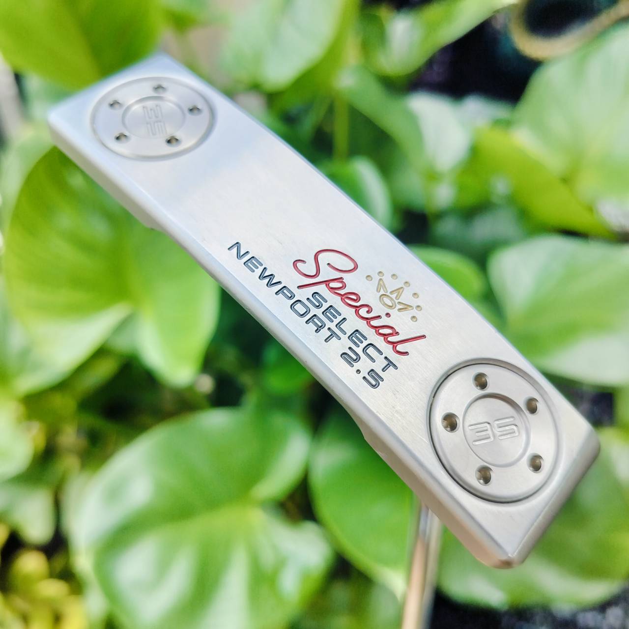 PUTTER SCOTTY CAMERON SPECIAL SELECT NEWPORT 2.5 ออกแบบโดยใช้สีแบบสเตนเลสดิบที่มีเอกลักษณ์ มีความสว่างที่โดดเด่น แต่ไม่สะท้อนแสง ด้านหลังพัตเตอร์ตกแต่งด้วยจุดสามจุดที่เป็นเอกลักษณ์ของ Scotty ไม้กอล์ฟพรีเมี่ยมมือสอง ของแท้ By NakaraLuxurious