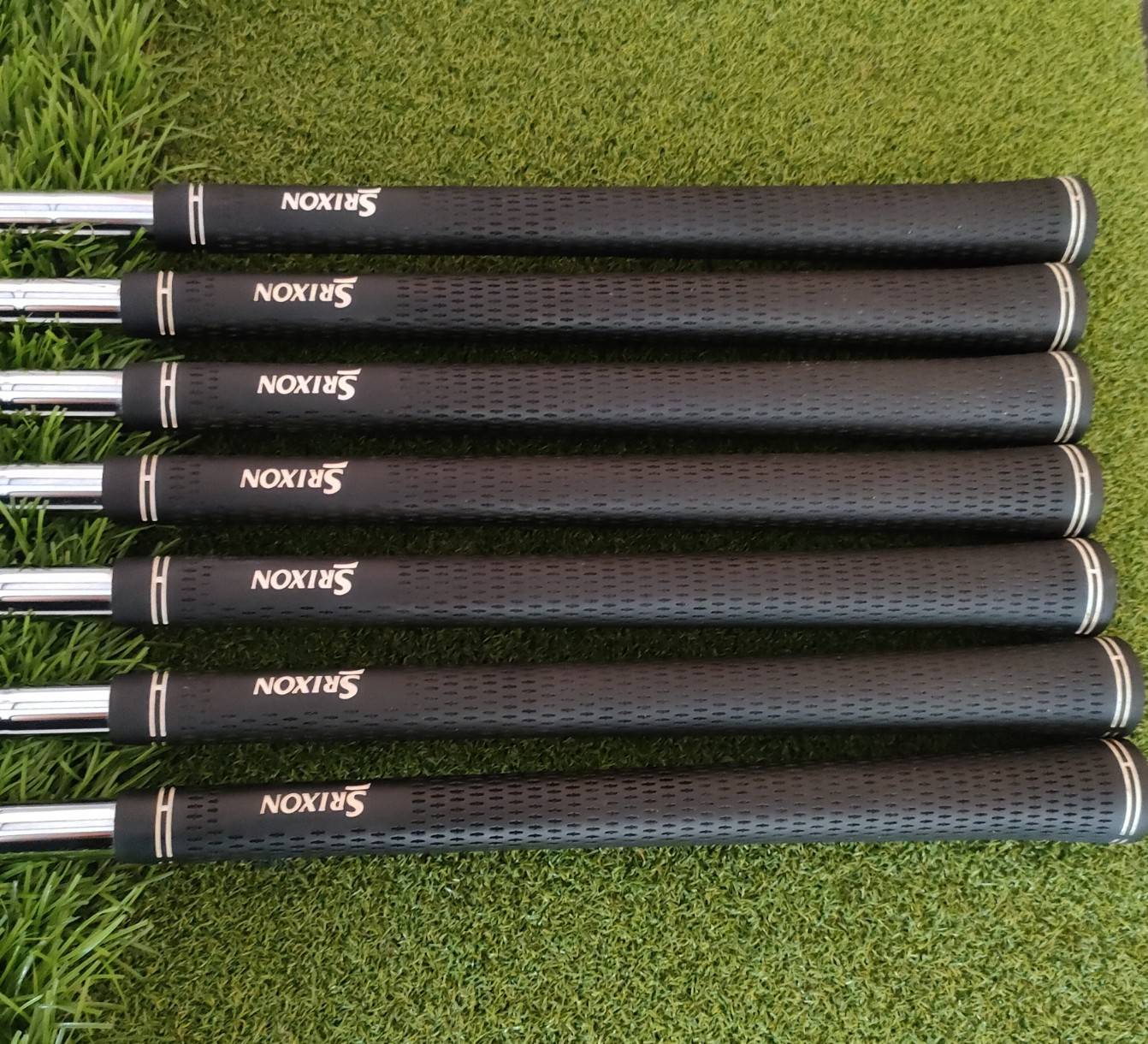 ชุดเหล็ก SRIXON ZR-700 มีเหล็ก 4 - 9 PW ได้ 7 ชิ้น เหล็กพรีเมี่ยม FORGED จากญี่ปุ่น มี CAVITY ด้าน ตีไม่ยากเลยครับ ได้ฟิลลิ่งของวัสดุพรีเมี่ยมและตีง่าย สภาพสวยมากเดิมๆเลยครับ