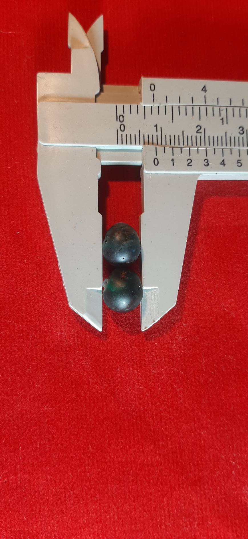 ลูกปัด แก้ว โบราณ สีเขียว มรกต 1 คู่