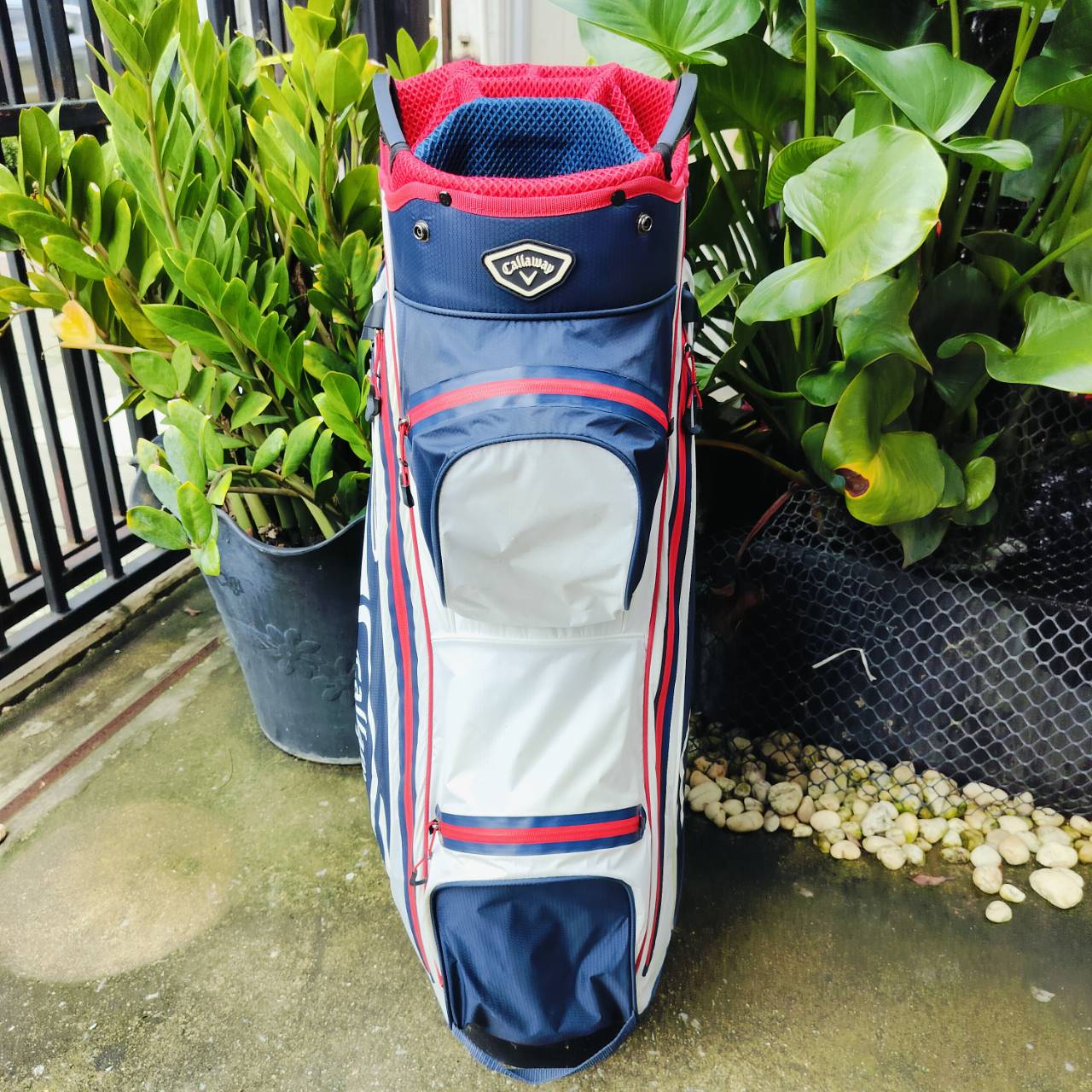 ถุงกอล์ฟ Callaway แบบ 14 ช่อง สภาพสวยมากแต่มี *ตำหนิ COVER* โดนเกี่ยวขาดตอนขึ้นเครื่องบิน เป็นถุงของแท้ ของใหม่ราคาแพง!!! ถุงกอล์ฟพรีเมี่ยมมือสอง ของแท้ By NakaraLuxurious