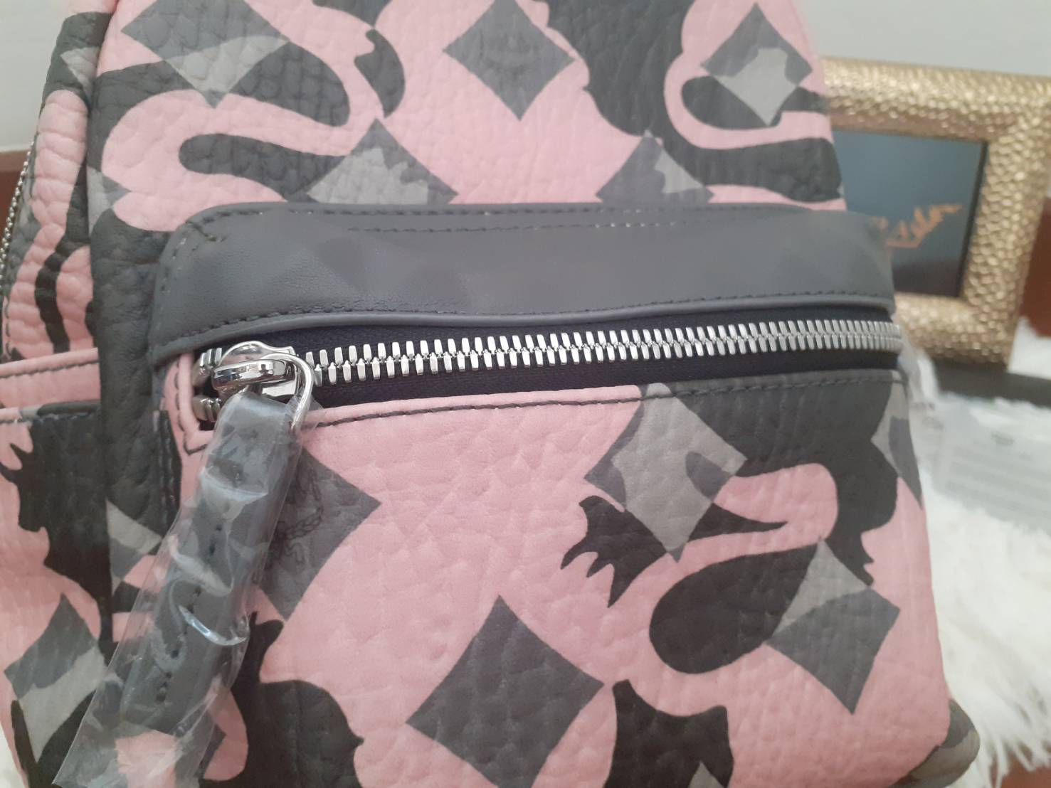 NAKARA LUXURIOUS ของใหม่ กระเป๋าเป้ MCM ของแท้ ลายทหาร สีชมพู รุ่นลิมิเต็ด Size Mini มีการ์ด