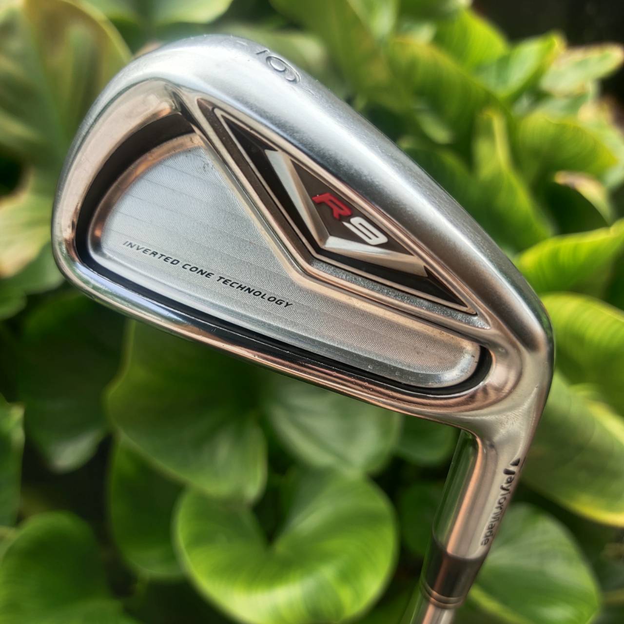 เหล็ก 6 Taylormade R9 มีการออกแบบช่องควบคุมความเร็วและระบบดูดซับแรงสั่นสะเทือน
