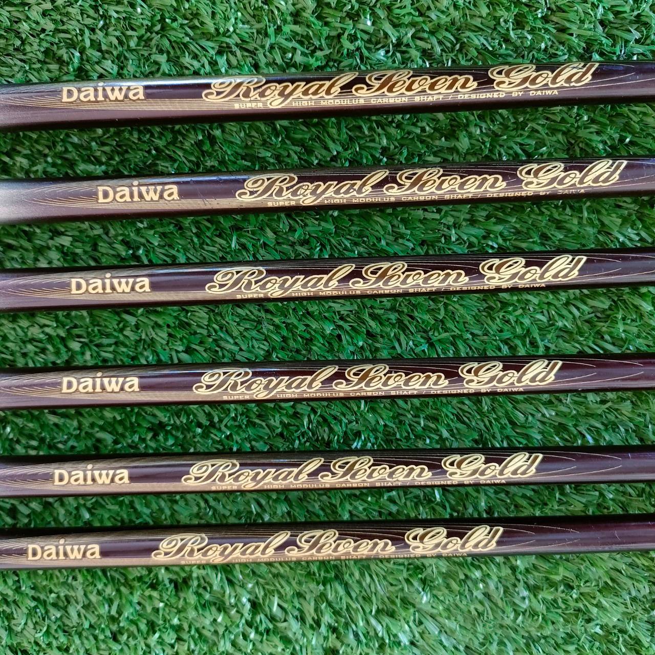 ชุดเหล็ก DAIWA DAIWA ROYAL LEVEN GOLD เป็นชุดพรีเมี่ยมสูงสุดของแบรนด์ DAIWA TI - FACE หน้าไทเทเนี่ยม หน้าเด้งแบบสุดขีด มีเหล็ก 6 - 9 เเละ PA SW ก้าน DAIWA ROYAL LEVEN GOLD FLEX R ไม้กอล์ฟมือสอง ของแท้ BY NakaraLuxurious