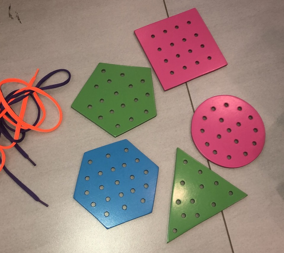 รูปทรงไม้ ร้อยเชือกรูปทรงเรขา , ร้อยเชือกไม้ ,ของเล่นเสริมพัฒนาการ, ของเล่นเด็กอนุบาล, สื่อการสอนเด็กอนุบาล วัสดุและสี ปลอดภัยต่อเด็ก มีมาตรฐาน มอก. ตามที่ สพฐ. กำหนด