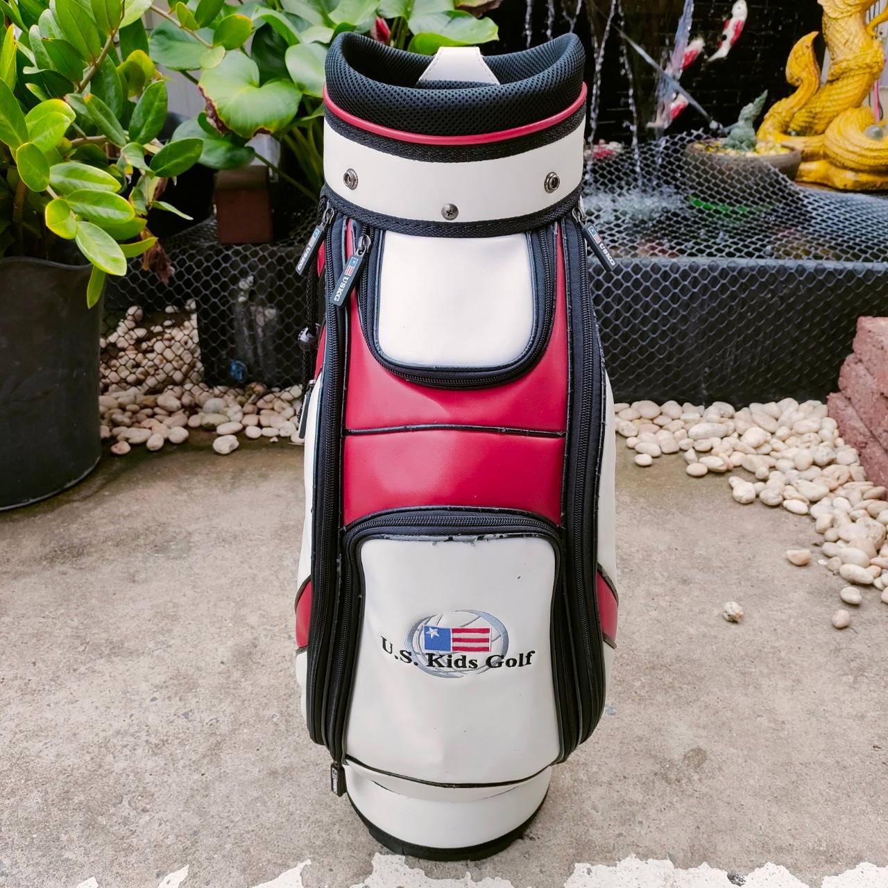 *** มีตำหนิ ลอกตามขอบ *** ถุงกอล์ฟเด็ก U.S.KIDS GOLF TOUR SERIES ขนาดไชส์ของถุง ปากถุง 7 นิ้ว ความสูงของถุงกอล์ฟ 28.5 นิ้ว ถุงกอล์ฟที่ดีที่สุด สำหรับเยาชน ถุง TOUR ถุงกอล์ฟพรีเมี่ยมมือหนึ่ง ของแท้ By NakaraLuxurious