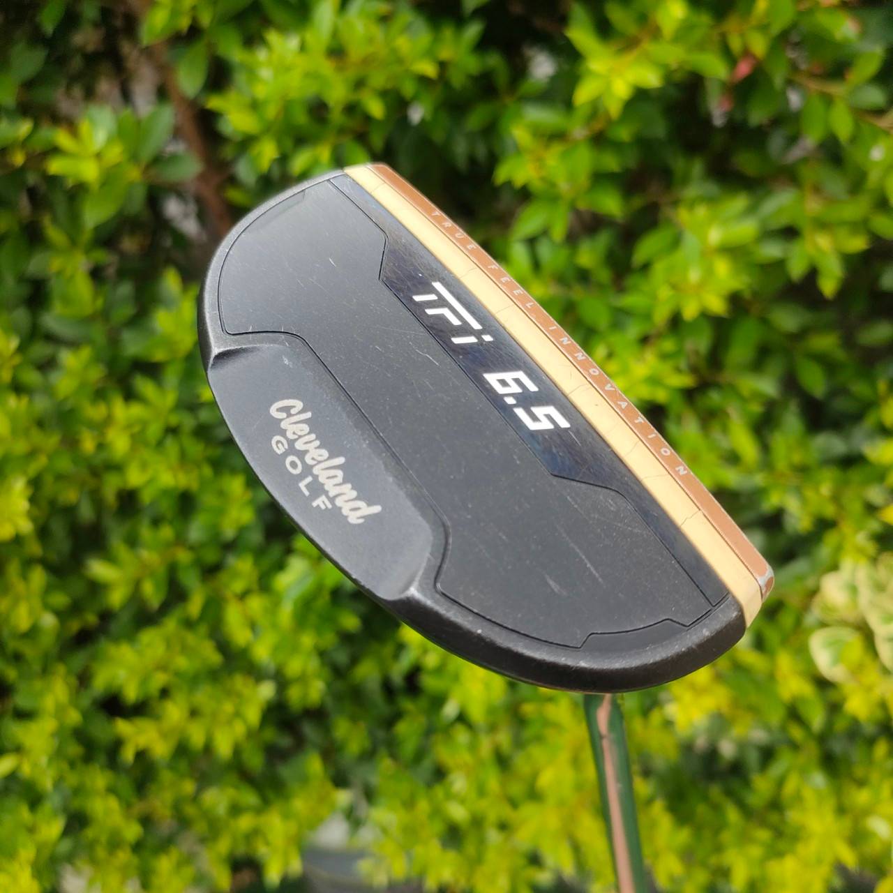 PUTTER CLEVELAND TRI 6.5 ความยาว 34 นิ้ว สุดยอดพัตเตอร์ ของ CLEVELAND หน้าไม้ STEEL แบบเกาะไลน์ มีศูนย์เล็ง เล็งง่ายมากและแม่นยำแบบสุดๆ ไม้กอล์ฟมือสอง ของแท้ BY NakaraLuxurious