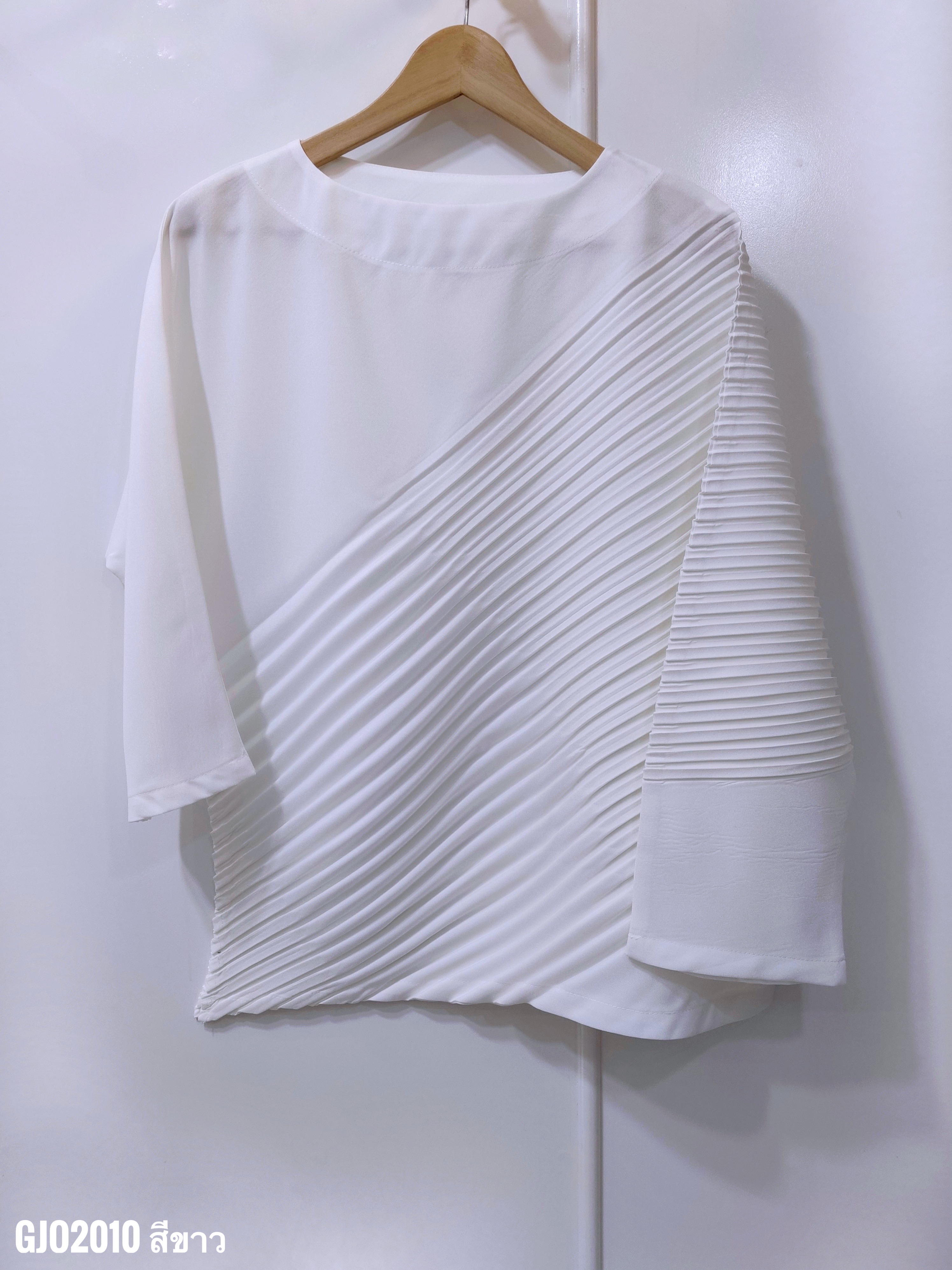ปรับราคาลง20%!! อกไม่เกิน46 นิ้ว! 2MUAY รุ่น GJO2010 เสื้ออัดพลีทคุณภาพ CHIC DIAGONAL PLEATED TOP 6 สี FREE SIZE