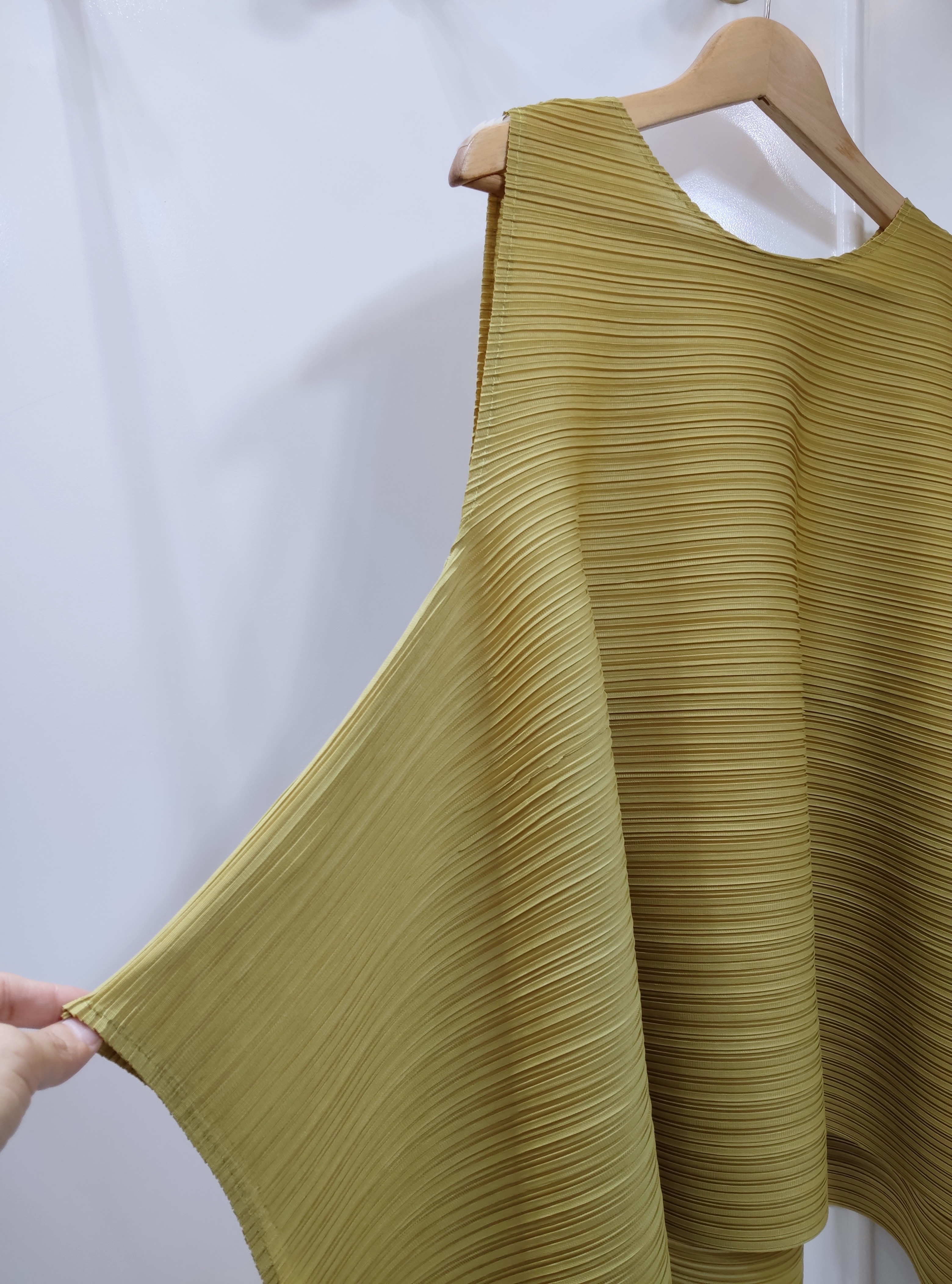 ปรับราคาลง20%!! 2MUAY รุ่น GJO7649 เสื้ออัดพลีทคุณภาพ SLEEVELESS CINCHED WAIST PLEATED TOP 11 สี FREE SIZE