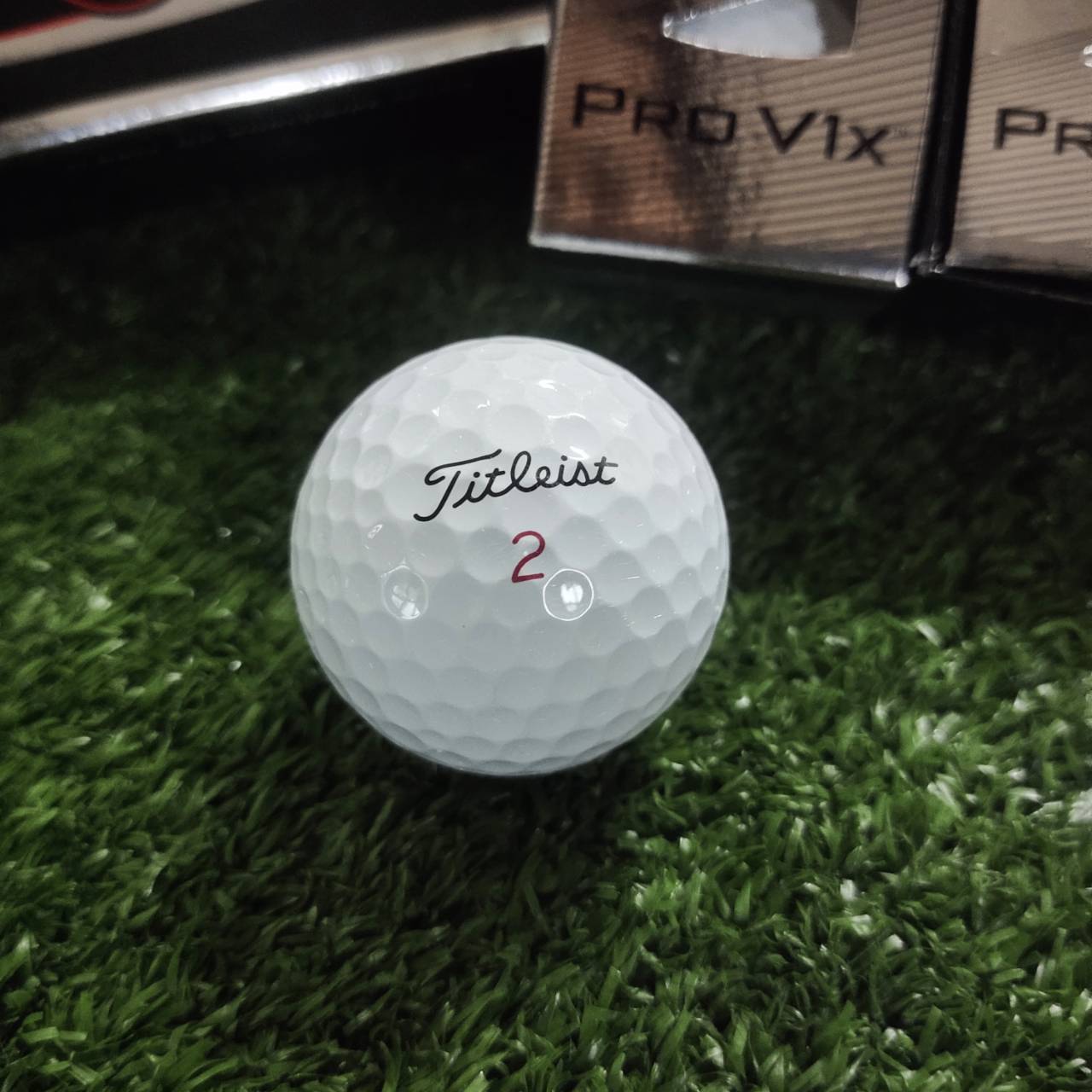 ลูกกอล์ฟ Titleist Pro V1x โครงสร้าง 3 ชั้น ราคาตามป้าย 2,650 บาท วันนี้ 1,389 บาท
