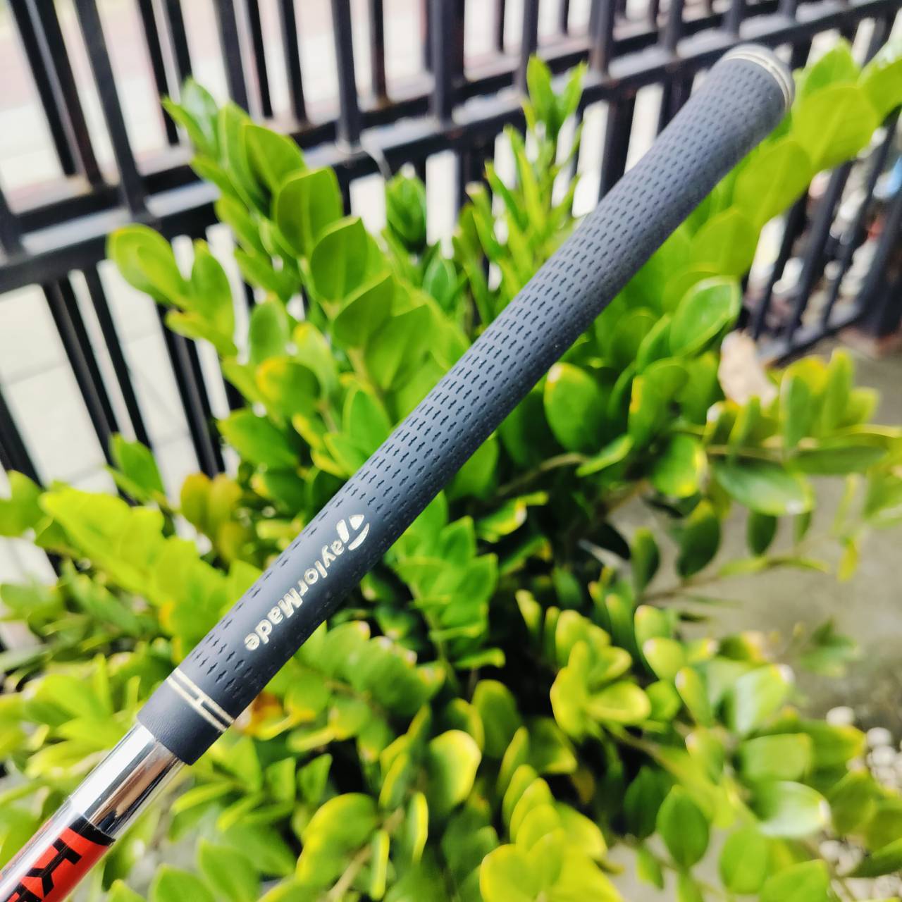 ชุดเหล็ก Taylormade R11 ด้านหลังมีโพรง CAVITY ออกแบบสปอร์ต สวย และตีง่าย ตีไกลในเหล็กเดียว ไขปรับทิศทางได้อีกด้วย ไม้กอล์ฟพรีเมี่ยมมือสอง ของแท้ By NakaraLuxurious