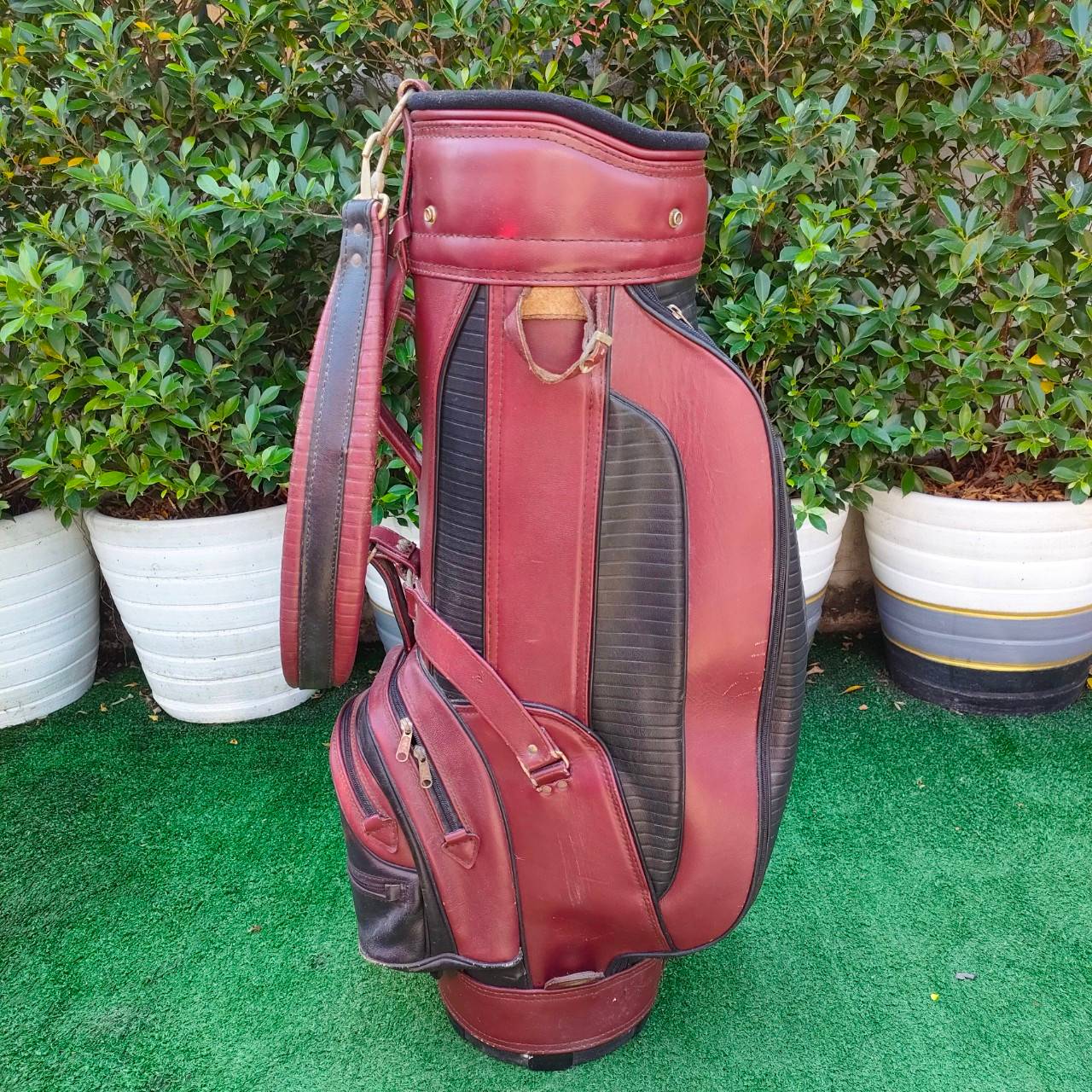 ถุงกอล์ฟหนังแท้มือสอง มีลอยลอกหลายจุด คลาสสิคครับ