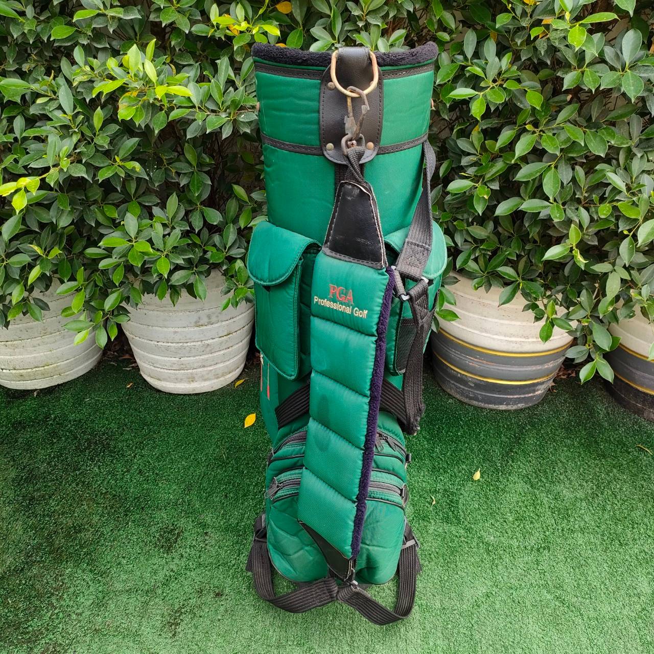 ถุงกอล์ฟ PGA PROFERSSIONAL GOLF มือสอง ** คอพเวอร์มีตำหนิ มีรูปให้ชมค่ะ **