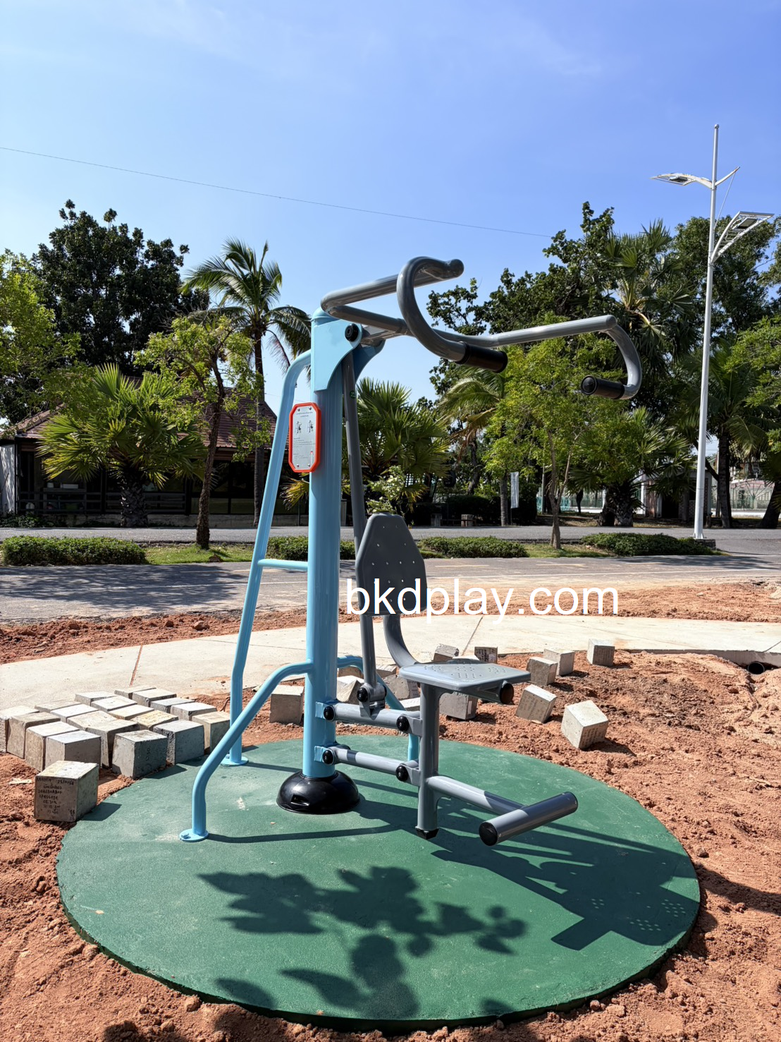 เครื่องออกกำลังกายกลางแจ้ง อุปกรณ์บริหารแขน-หัวไหล่-หน้าอก (แบบดึงยกตัว) ลานกีฬา อเนกประสงค์ สนามกีฬา ผลิตในไทย สั่งทำตามสีที่ต้องการได้