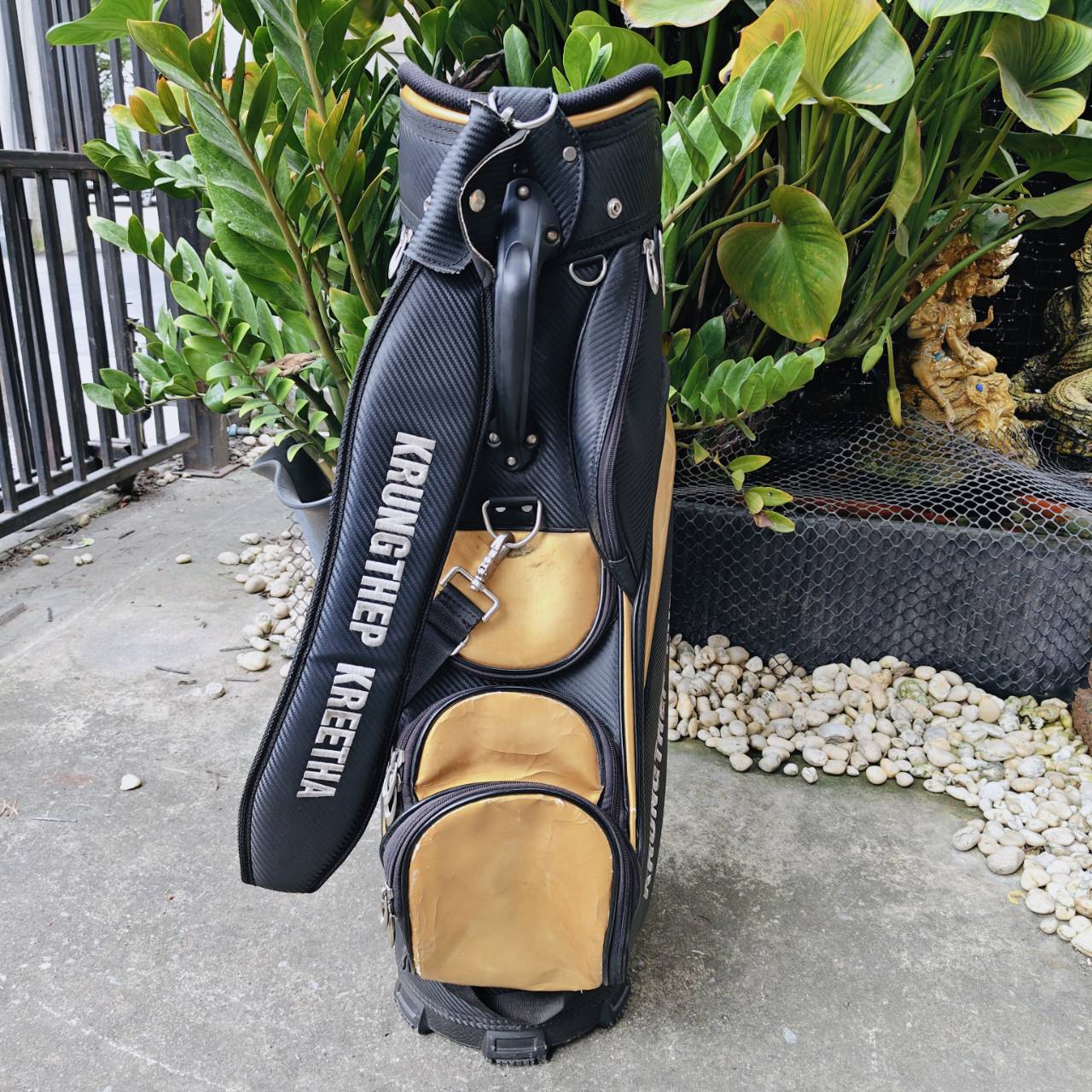 ถุงกอล์ฟ KRUNGTHEP KREETHA มือสอง ลายของถุงสวยมาก ขนาดกำลังดี ใส่ของได้ครบมาก