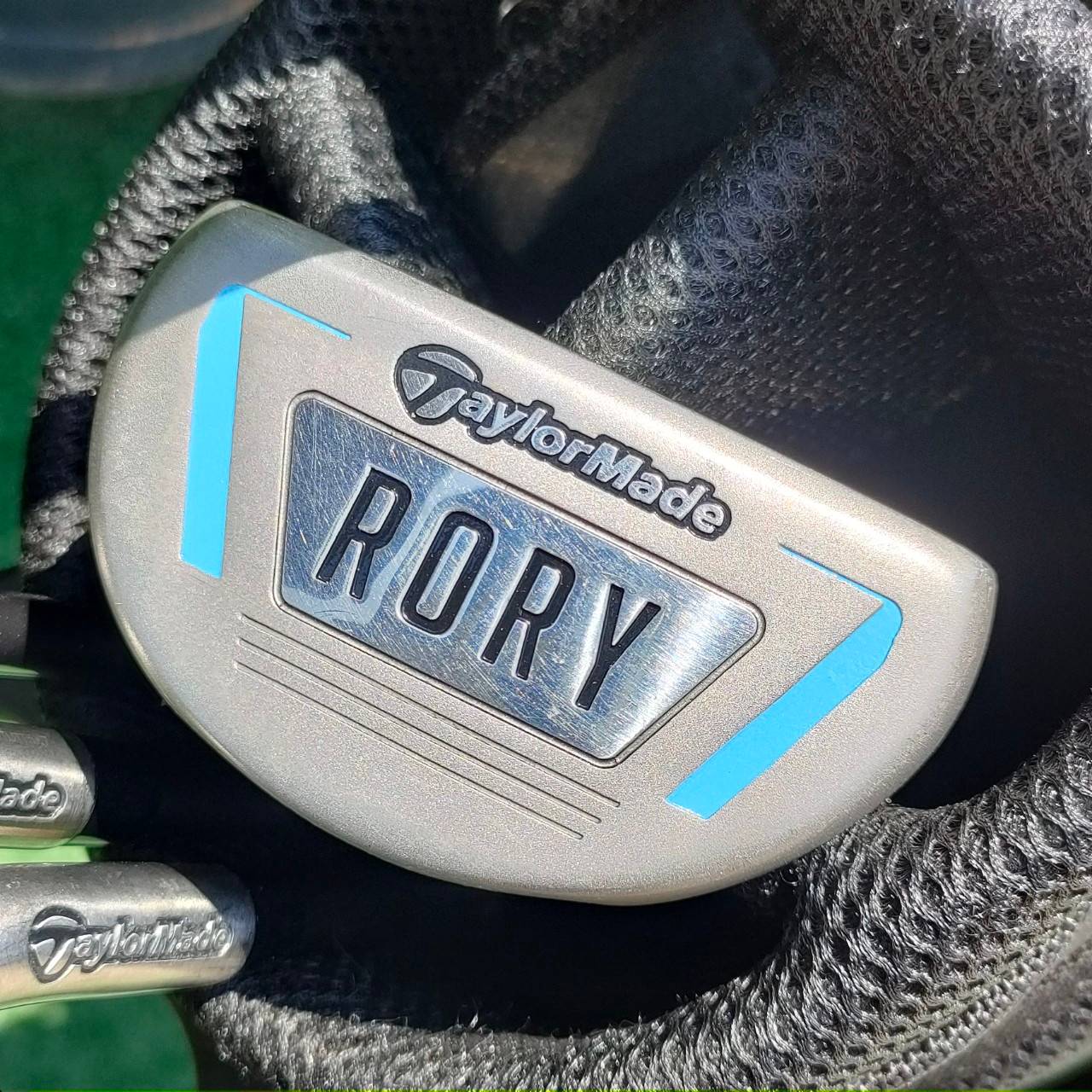 ** ไม้กอล์ฟสำหรับเด็ก ** FULLSET TAYLORMADE RORY ทั้งชุดประกอบด้วย หัวไม้ เเฟร์เวย์ ไฮบริด ชุดเหล็ก 7 9 SW ** เหล็ก 7 ความยาว 33 นิ้ว ** PUTTER TAYLORMADE RORY พร้อมถุงกอล์ฟ ขาตั้ง Taylormade ทุกอย่างของแท้เดิมๆทั้งหมดเลยครับ
