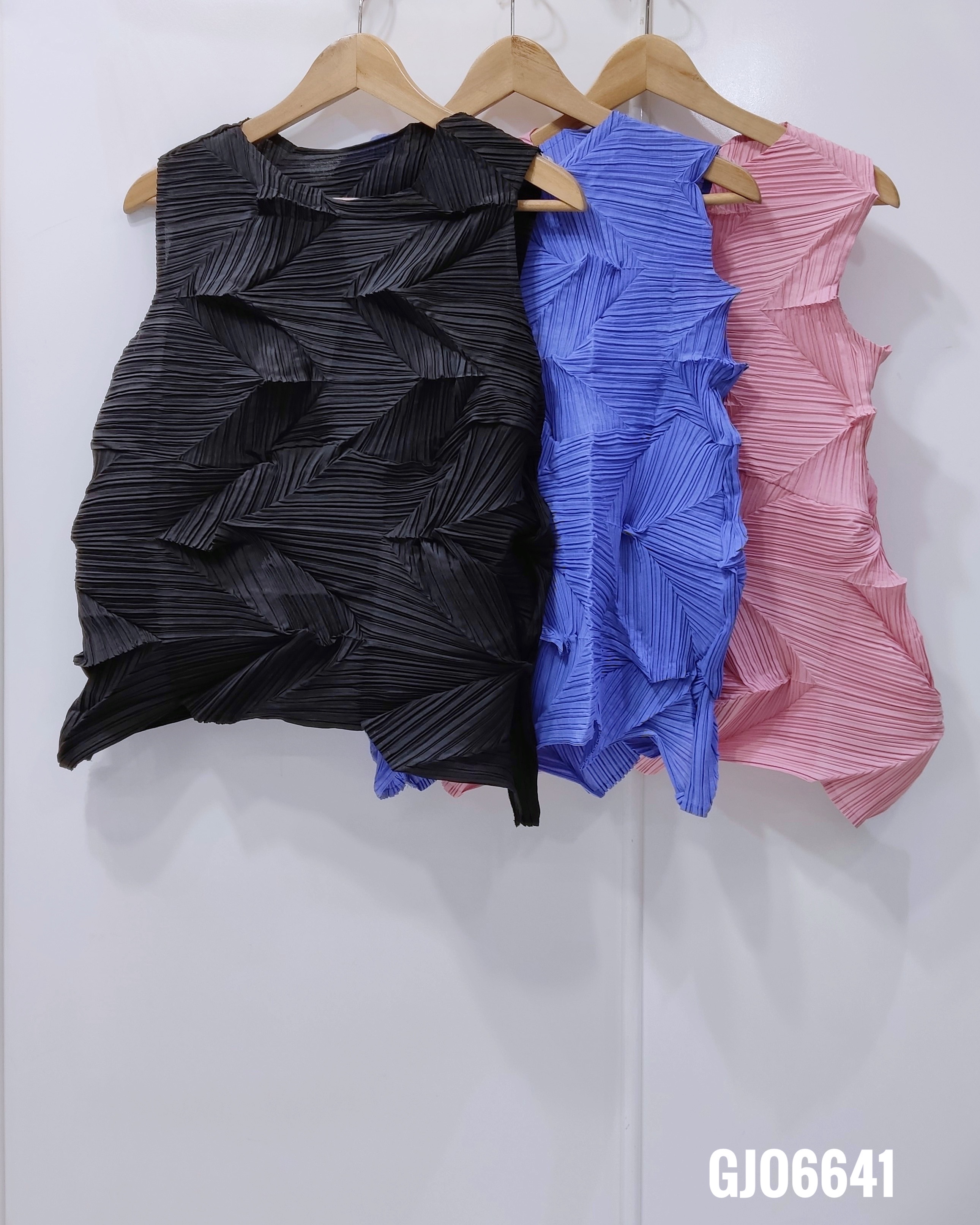 อกถึง 40 นิ้ว 2MUAY รุ่น GM6641 เสื้ออัดพลีท SLEEVELESS ZIG ZAG PLEATED TOP 3 สี FREE SIZE