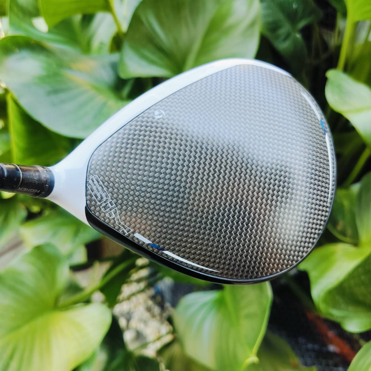 Driver Taylormade SIM MAX D (Draw Type) แก้ปัญหาตีเฟดโดยเฉพาะ ก้าน TOUR AD IZ5 FLEX S ช่วยชดเชยความผิดพลาดเมื่อตีลูกไม่โดนกลางหน้าไม้ ทำให้ได้วิถีลูกที่ตรง และแม่นยำสู่เป้าหมายมากขึ้น ไม้กอล์ฟพรีเมี่ยมมือสอง ของแท้ By NakaraLuxurious