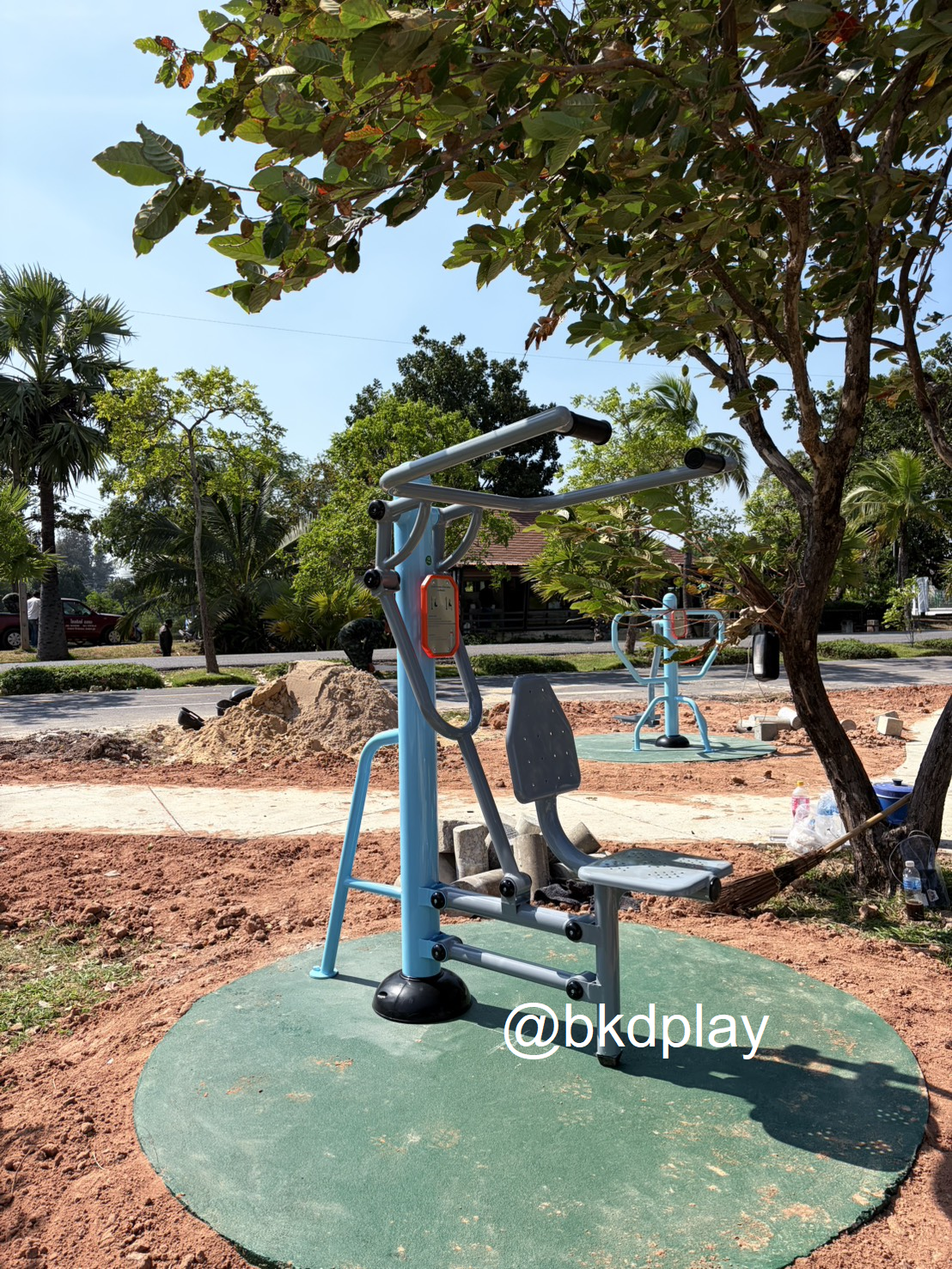 เครื่องออกกำลังกายกลางแจ้ง อุปกรณ์บริหารแขน-หัวไหล่-หน้าอก (แบบดึงเข้าหาตัว) ลานกีฬา อเนกประสงค์ สนามกีฬา ผลิตในไทย สั่งทำตามสีที่ต้องการได้