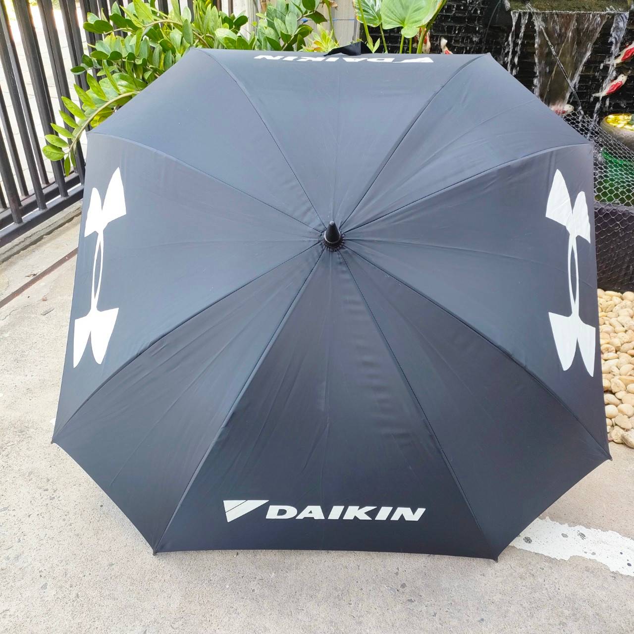 ร่มกอล์ฟ Under Armour มือสอง สภาพดีมาก เท่ห์มาก ก้านเป็นสีสะท้อนแสง ทรงสี่เหลี่ยม ขนาดใหญ่มาก เทคโนโลยี UA Storm ไม้กอล์ฟพรีเมี่ยมมือสอง ของแท้ By NakaraLuxurious