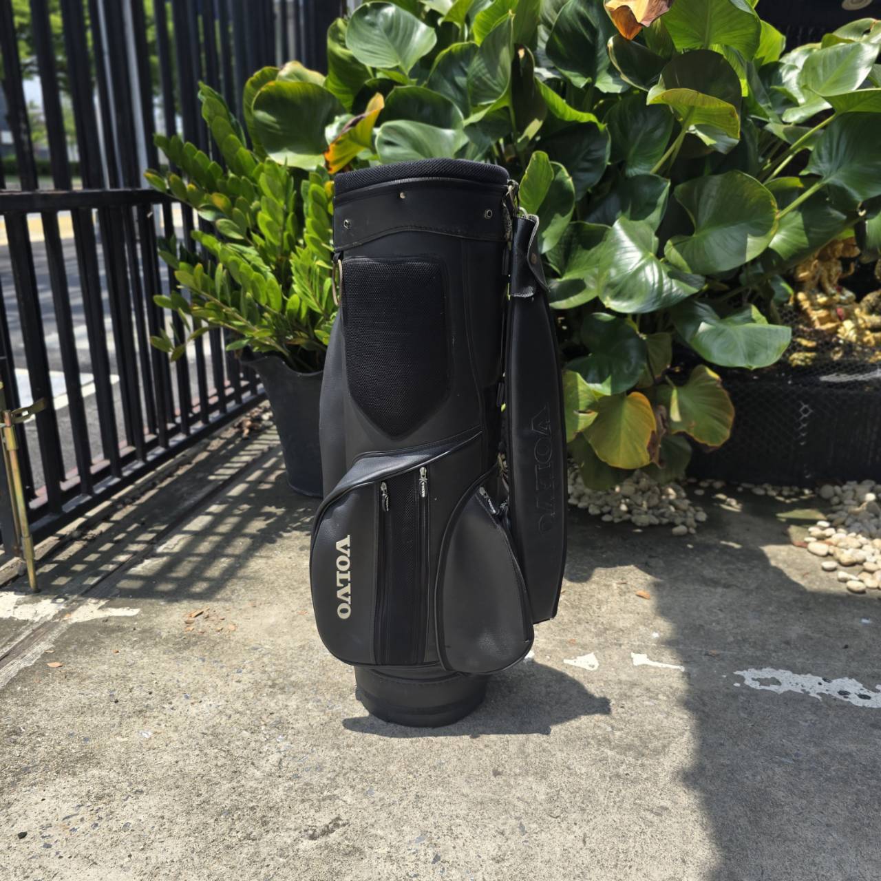 ** ไม่มี COVER ** ถุงกอล์ฟ VOLVO หนังสวยมากค่ะ นอกจากนั้นใช้งานได้ตามปกติเลยค่ะ