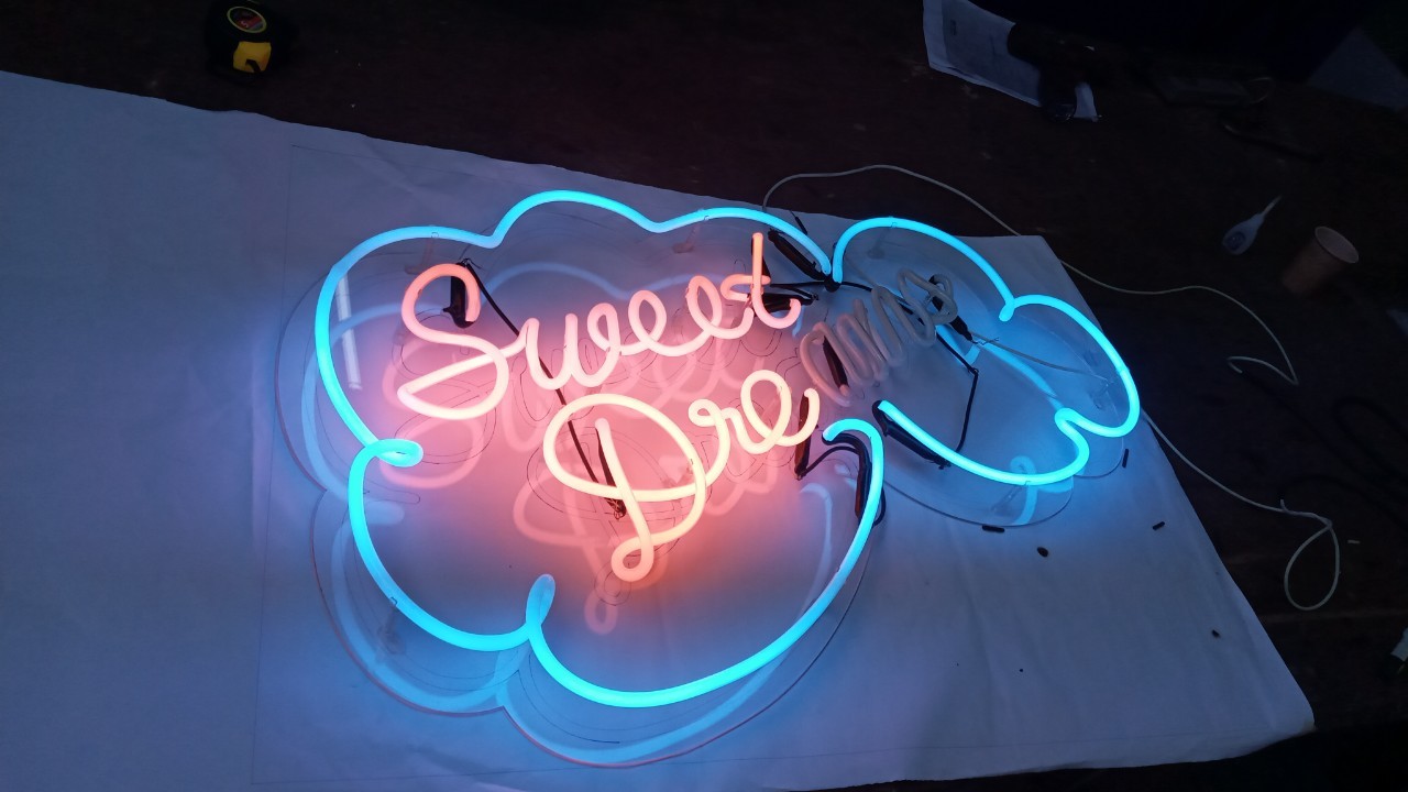 ไฟนีออน เฟค