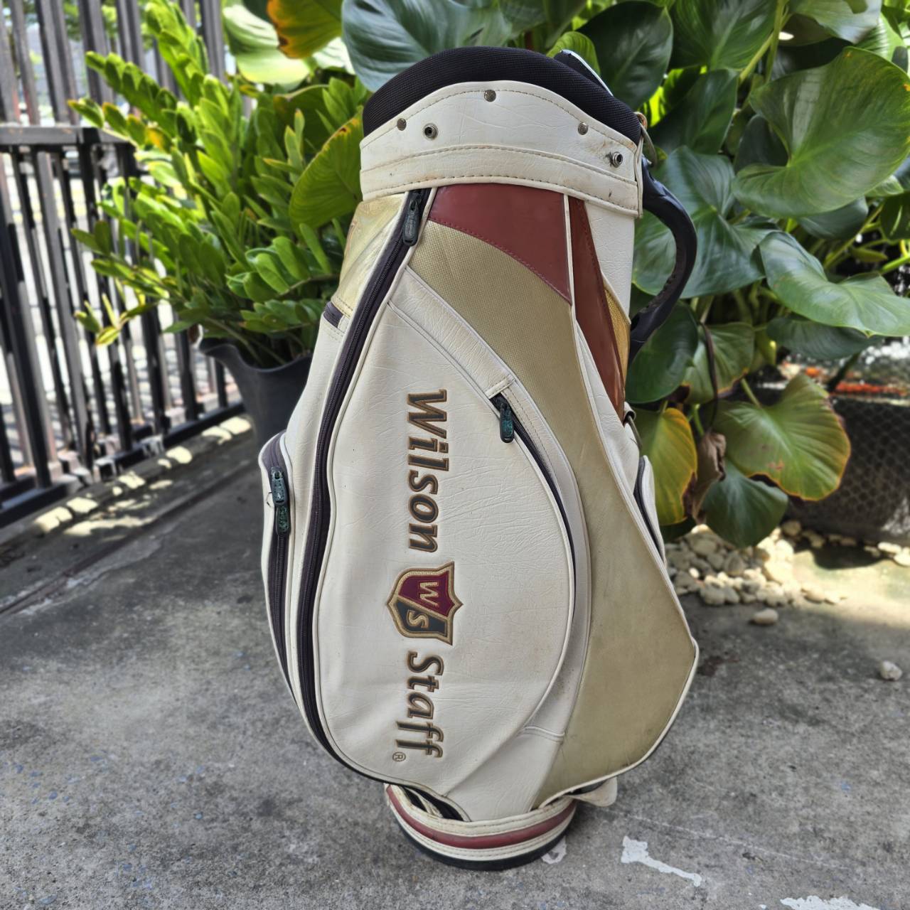 ถุงกอล์ฟ WILSON STAFF ** ไม่มีสายสะพาย ** มือสอง ถุง TOUR ใบใหญ่ สภาพสวยเดิมๆเลยค่ะ ใส่ไม้กอล์ฟและของได้ครบครัน