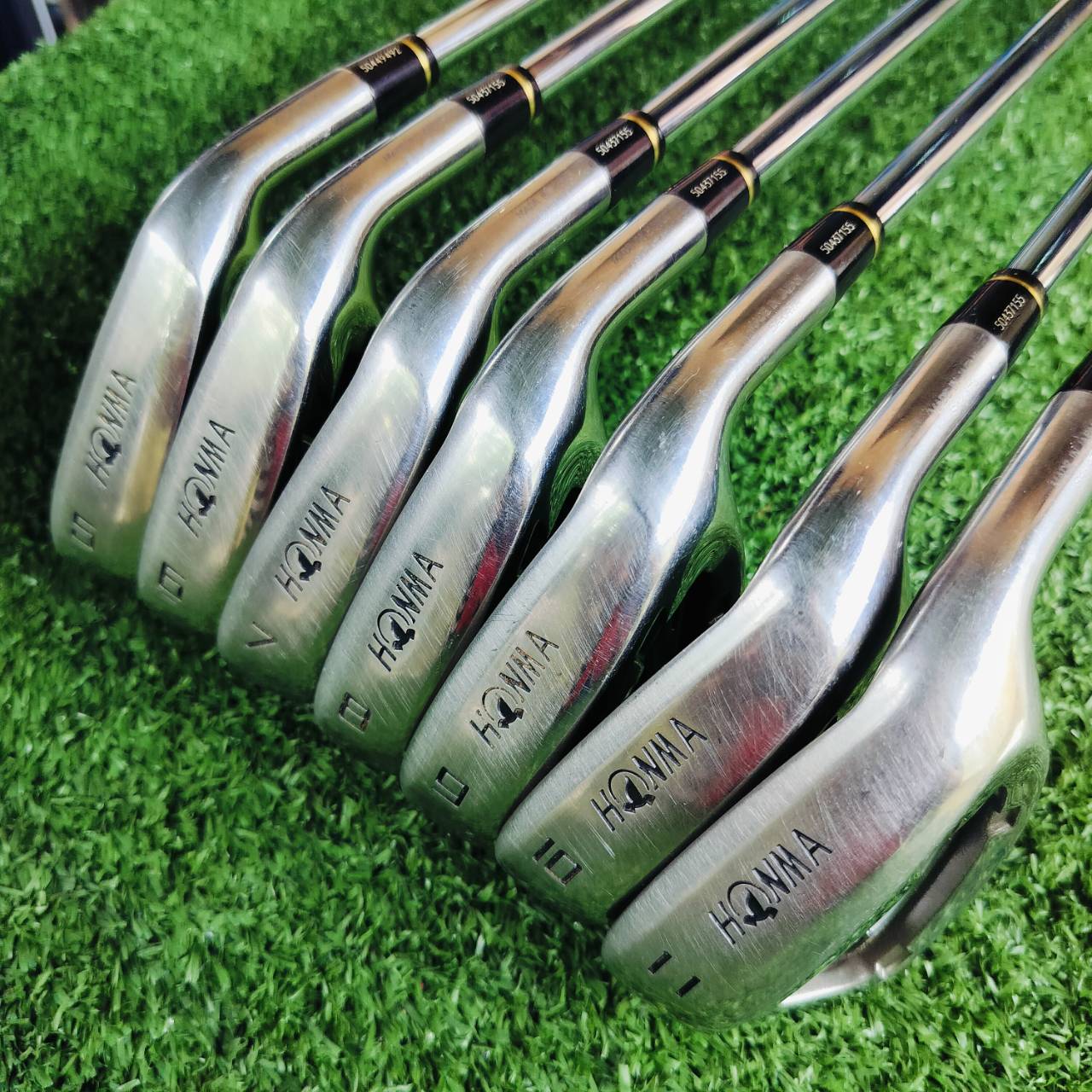 ชุดเหล็กหน้าเด้ง HONMA LB515 ก้านเหล็กเบาแค่ 85 กรัม พรีเมี่ยม ทำให้เร่งสปีดได้เร็วขึ้น โดยที่ยังคง ความแม่นยำของก้านเหล็กอยู่ บวกกับหน้าสัมผัสพิเศษสุดเด้ง!!! แผ่นไทเทเนี่ยมอีกชั้นที่หน้าไม้ ไม้กอล์ฟพรีเมี่ยมมือสองญี่ปุ่น ของแท้ By NakaraLuxurious