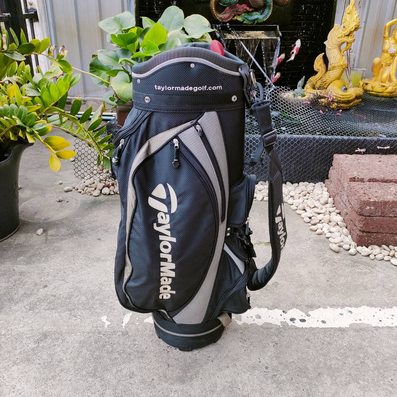 ถุงกอล์ฟ Taylormade RAC ของแท้ มือสอง สภาพสวยเดิม ถุงเบา ช่องใส่ดีไซน์ดีมากค่ะ ไม้กอล์ฟพรีเมี่ยมมือสอง ของแท้ By NakaraLuxurious